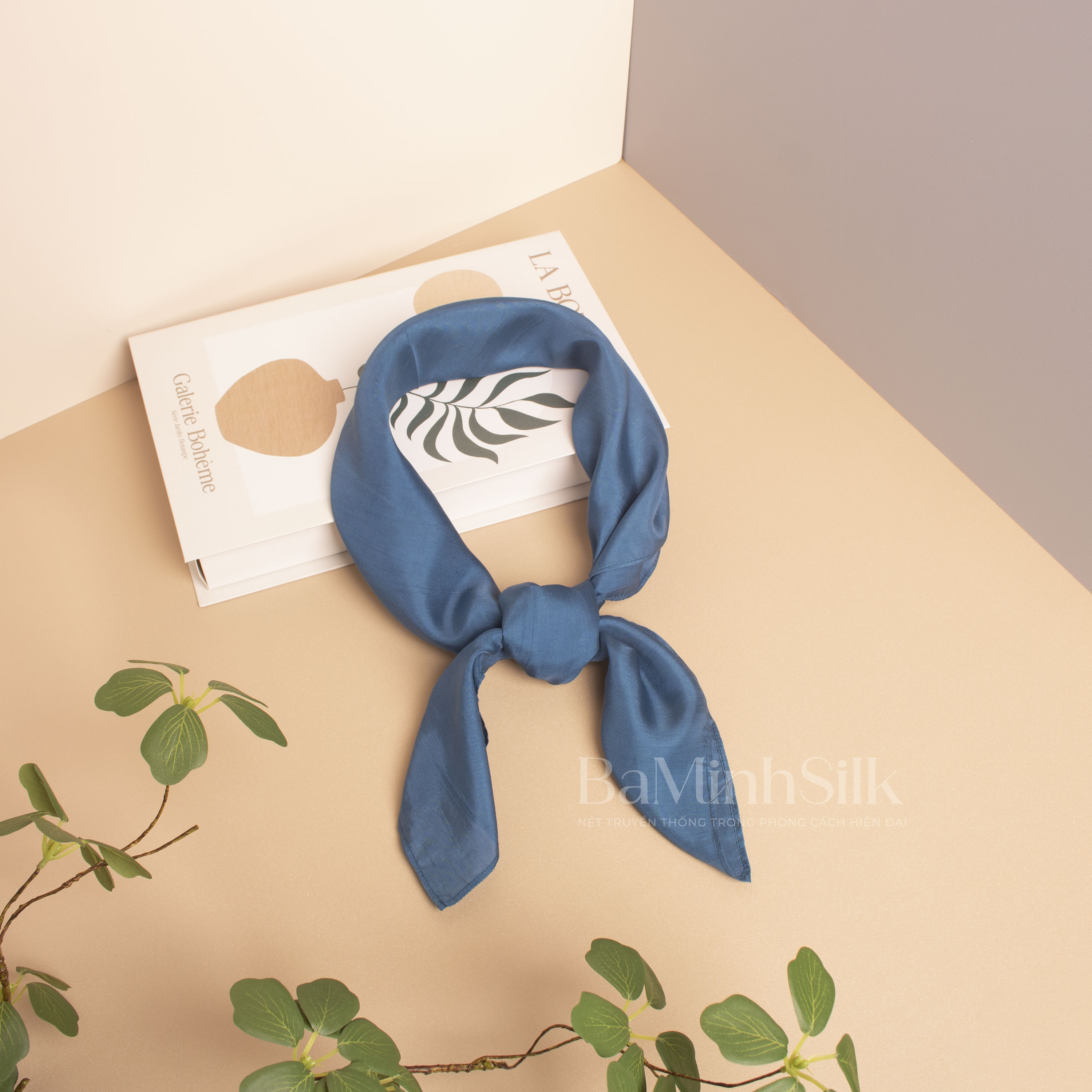 khăn lụa vuông size 70x70cm màu xanh lam khăn lụa vuông size 70x70cm màu xanh lam