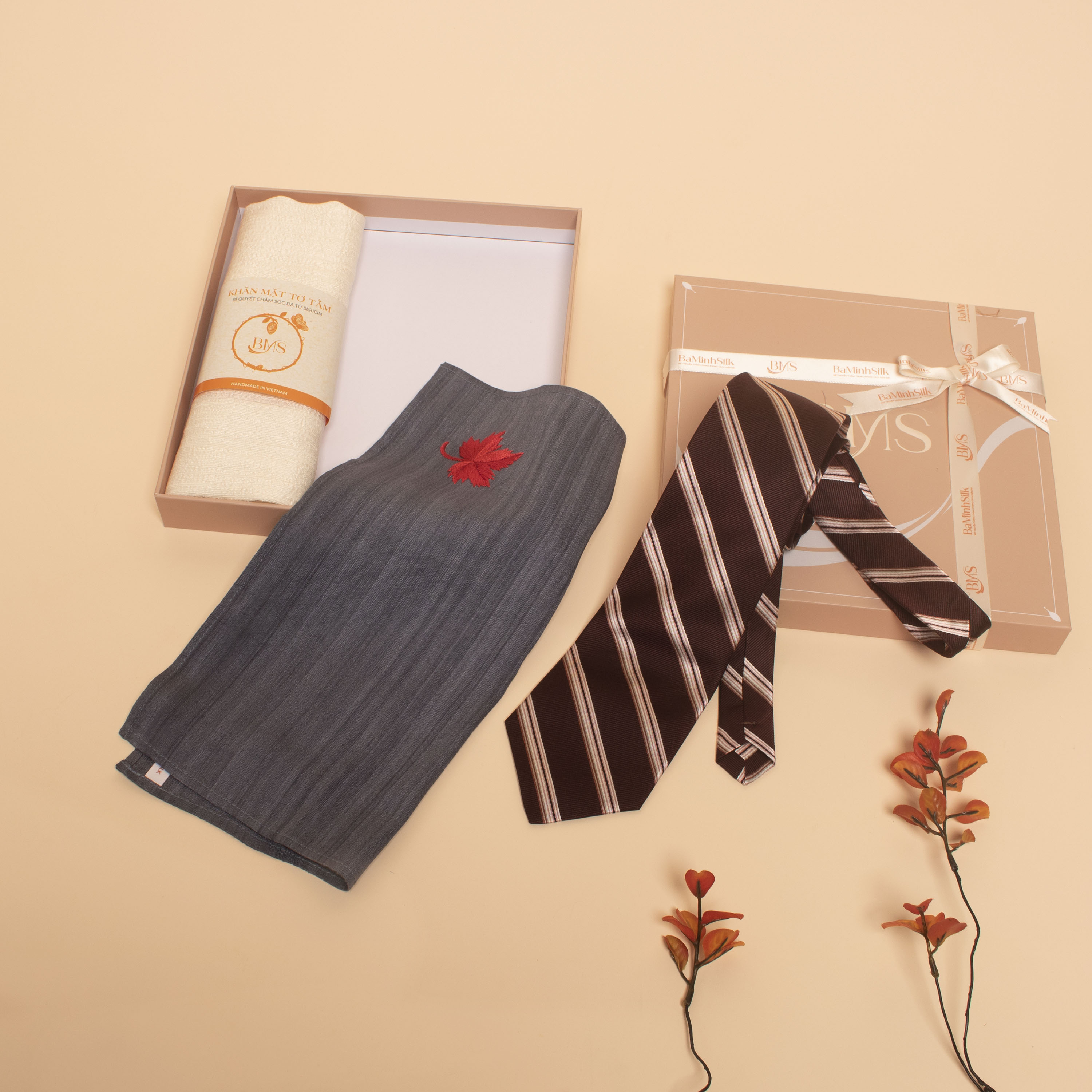 set quà 067 đột phá gồm cà vạt lụa, khăn tay thêu và khăn mặt tơ tằm - set quà tặng nam cao cấp của Bá Minh Silk