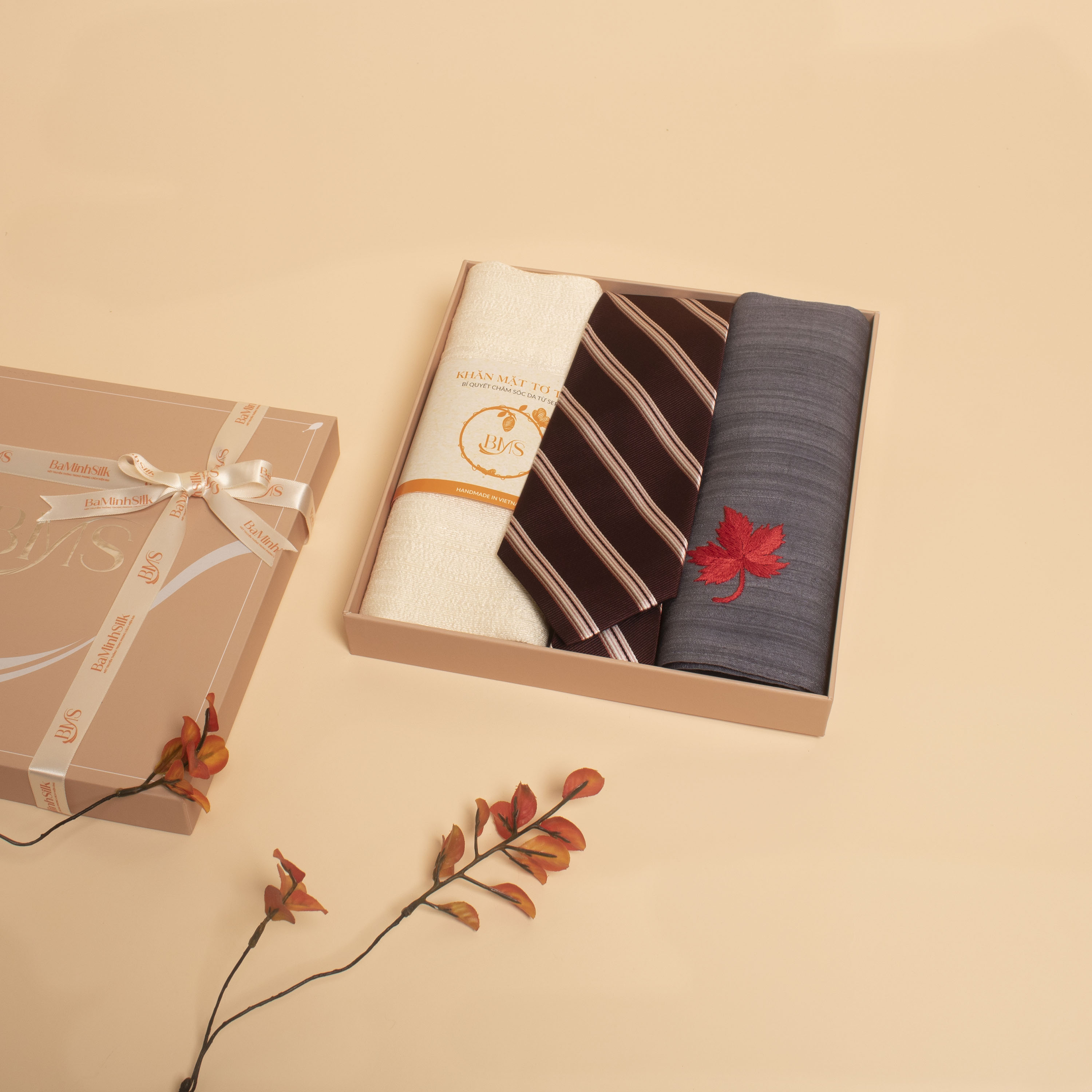 set quà 067 đột phá gồm cà vạt lụa, khăn tay thêu và khăn mặt tơ tằm - set quà tặng nam cao cấp của Bá Minh Silk