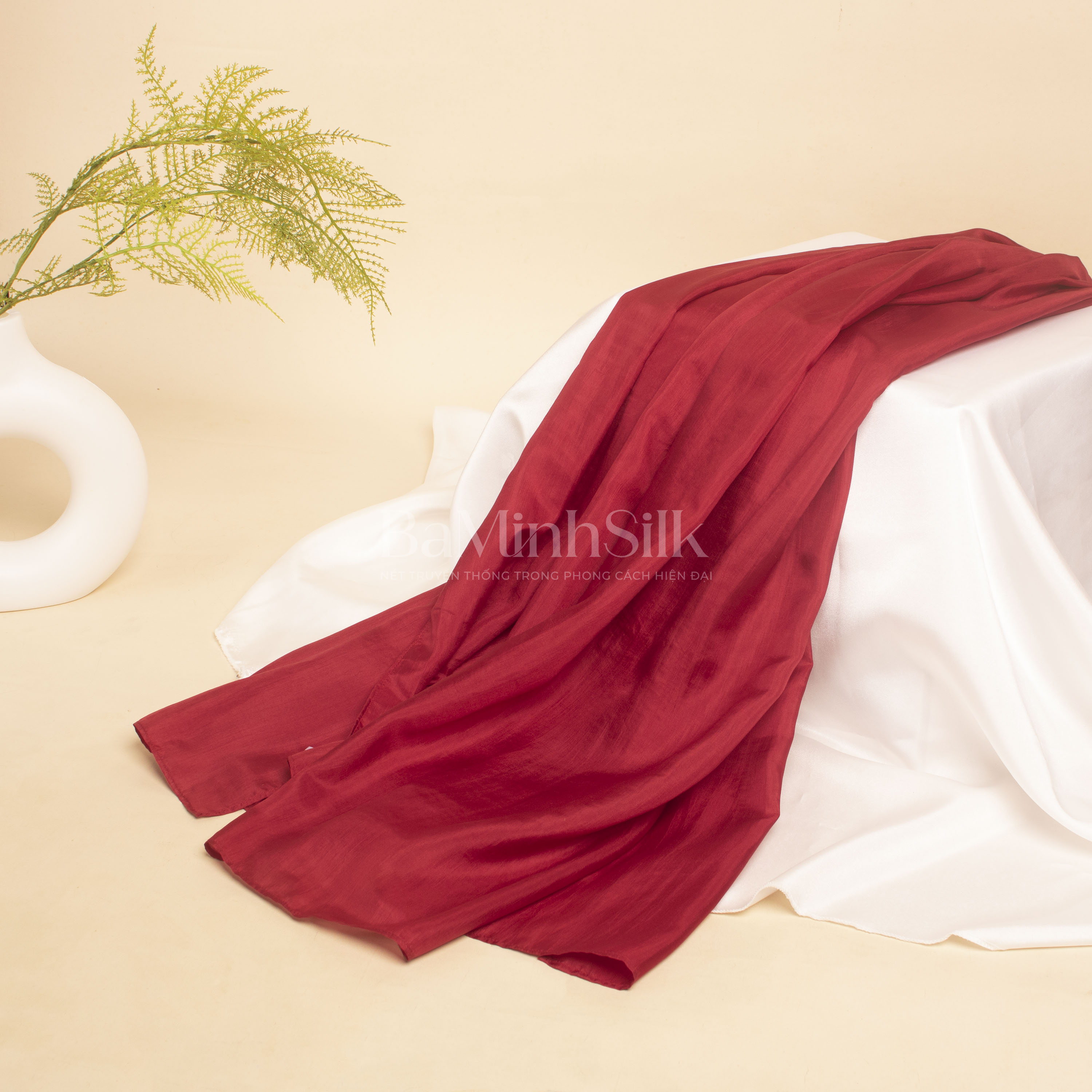 khăn choàng lụa tơ tằm cao cấp kích thước 85x180cm màu đỏ bề mặt khăn choàng lụa tơ tằm cao cấp kích thước 85x180cm màu đỏ bề mặt