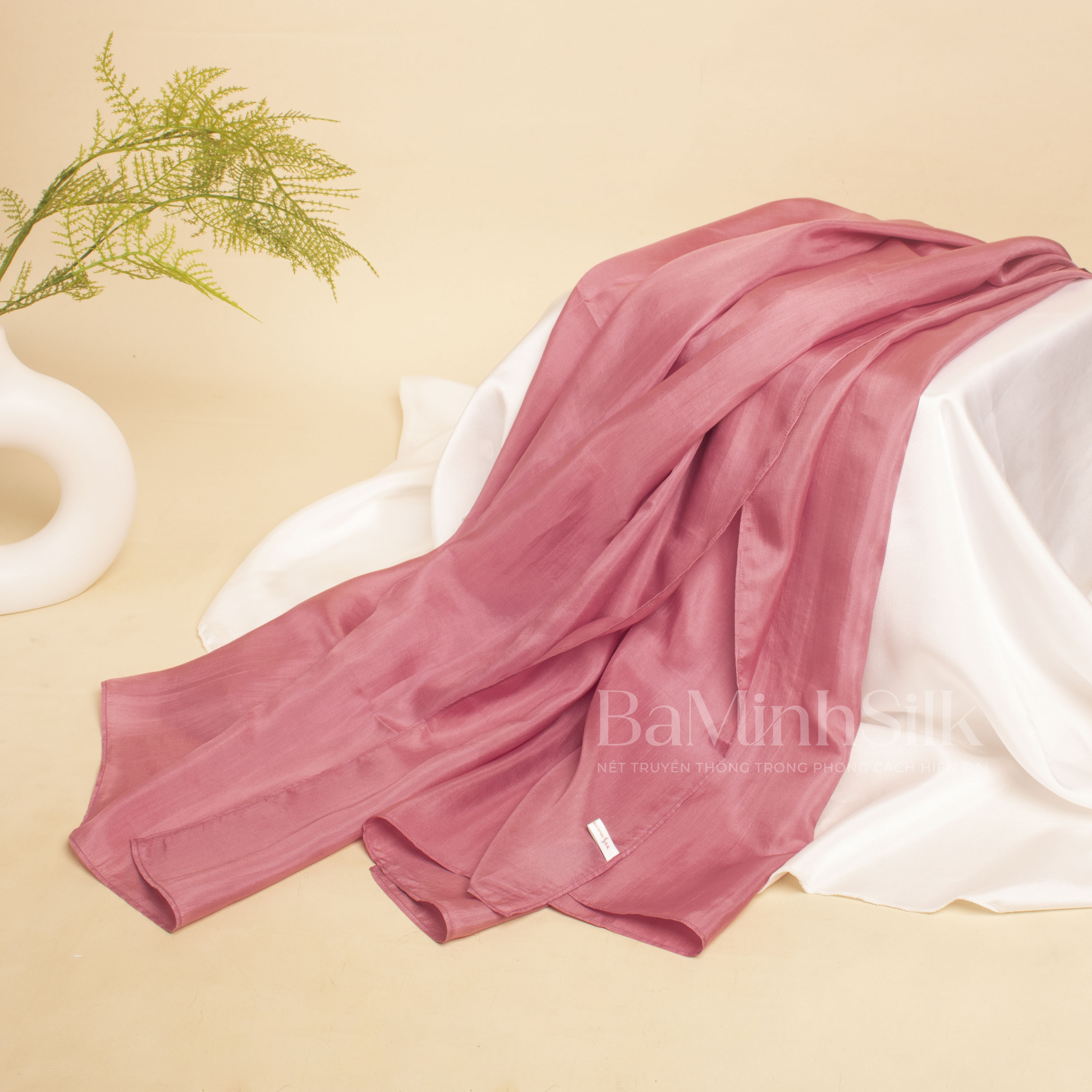 khăn choàng lụa tơ tằm cao cấp kích thước 85x180cm màu hồng h01 bề mặt khăn choàng lụa tơ tằm cao cấp kích thước 85x180cm màu hồng h01 bề mặt