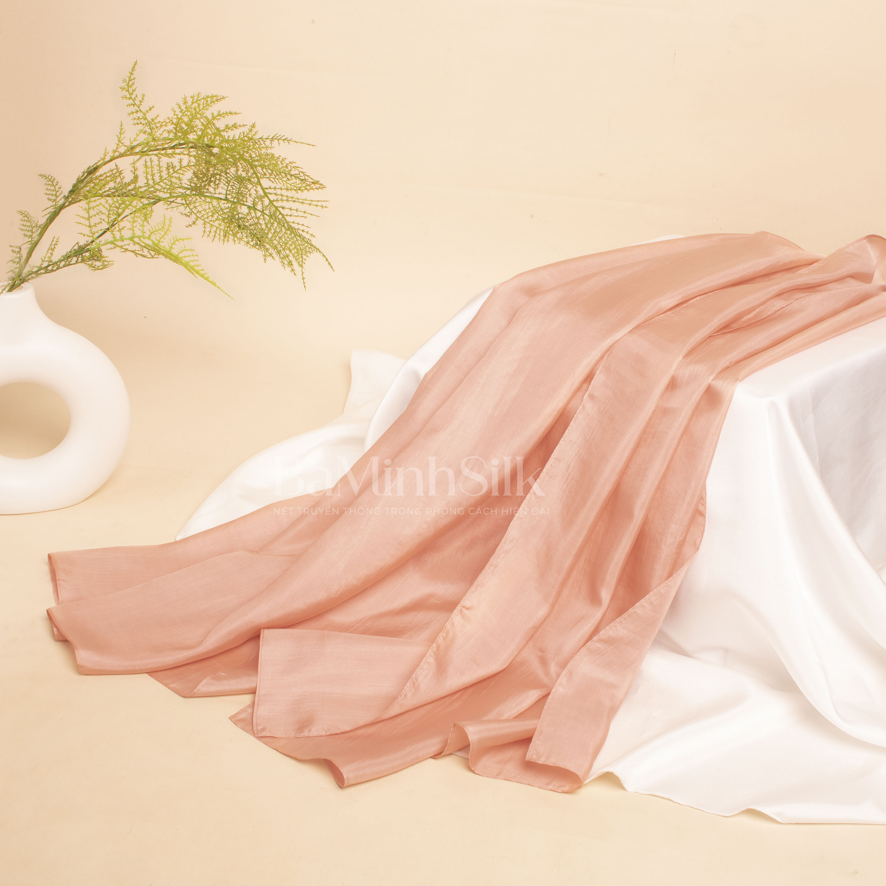 khăn choàng lụa tơ tằm cao cấp kích thước 85x180cm màu hồng vỏ đỗ bề mặt khăn choàng lụa tơ tằm cao cấp kích thước 85x180cm màu hồng vỏ đỗ bề mặt