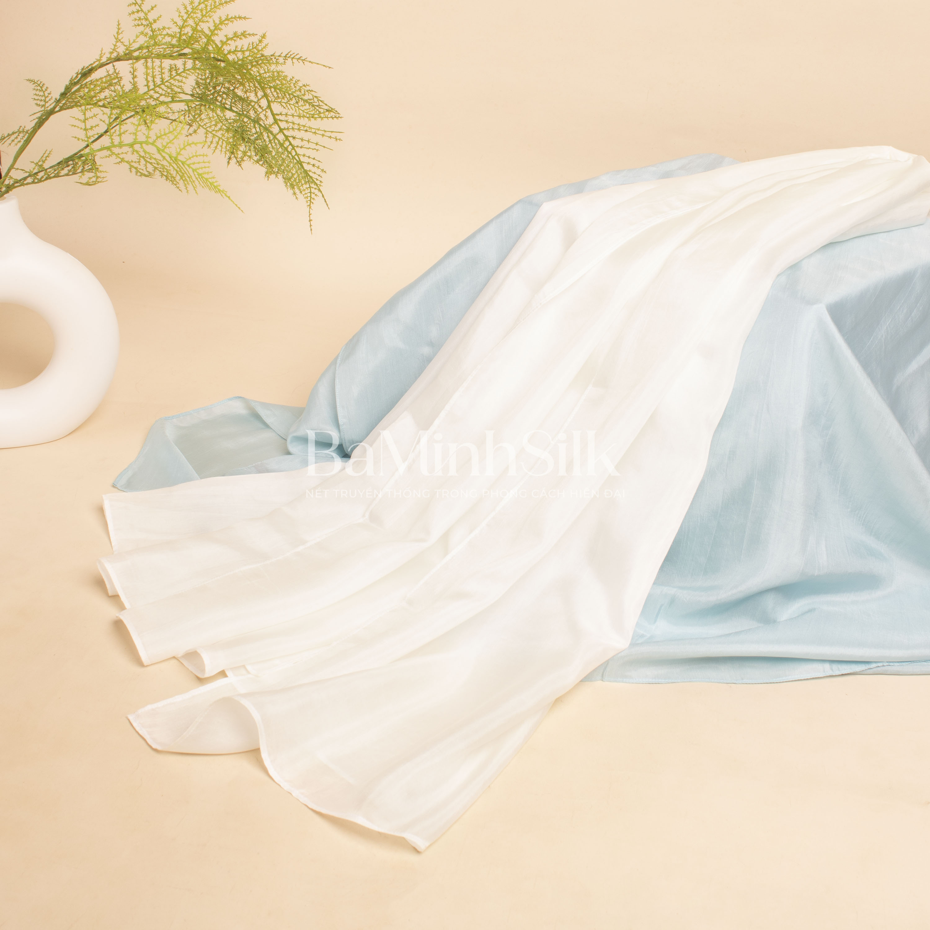 khăn choàng lụa tơ tằm cao cấp kích thước 85x180cm màu trắng bề mặt khăn choàng lụa tơ tằm cao cấp kích thước 85x180cm màu trắng bề mặt