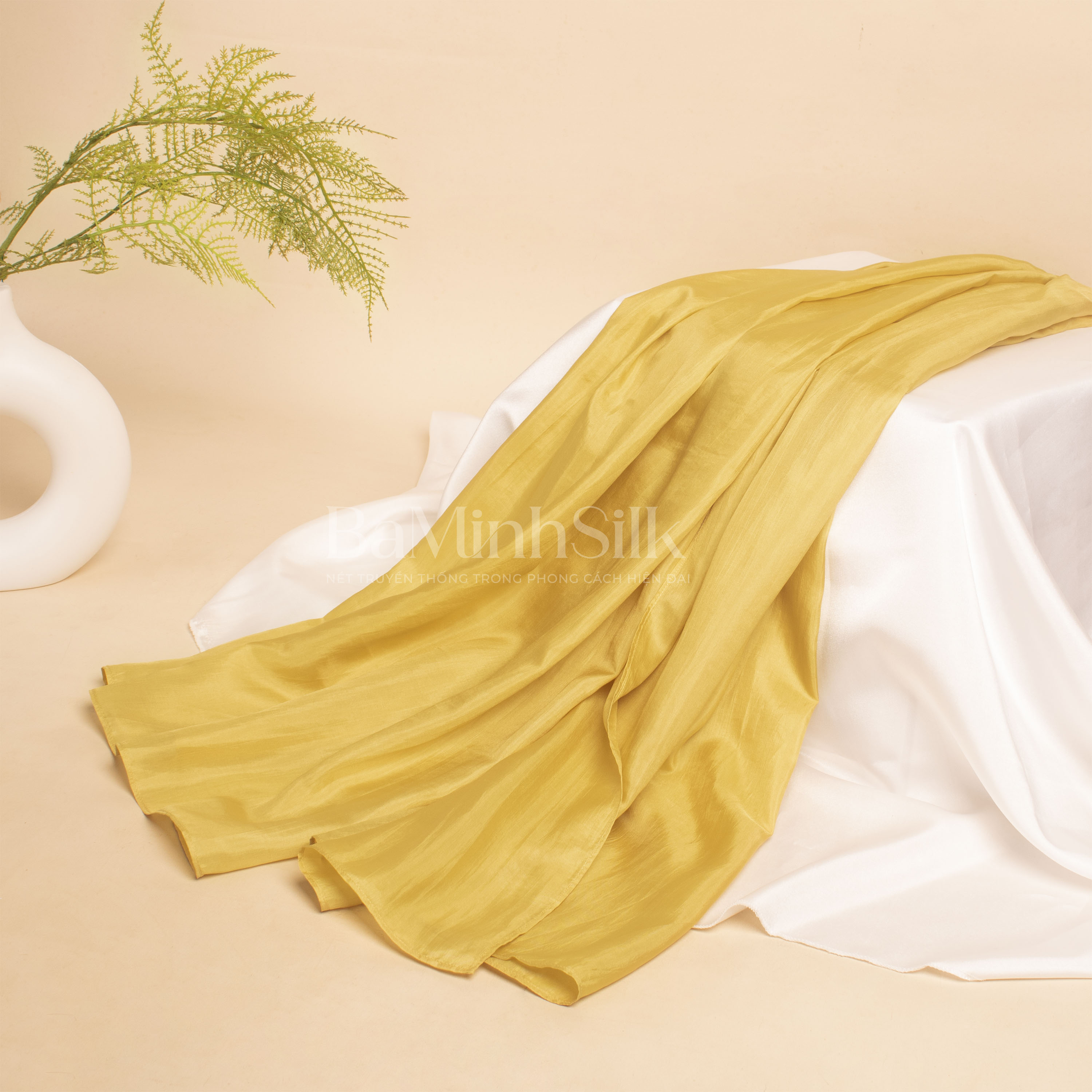 khăn choàng lụa tơ tằm cao cấp kích thước 85x180cm màu vàng bề mặt khăn choàng lụa tơ tằm cao cấp kích thước 85x180cm màu vàng bề mặt