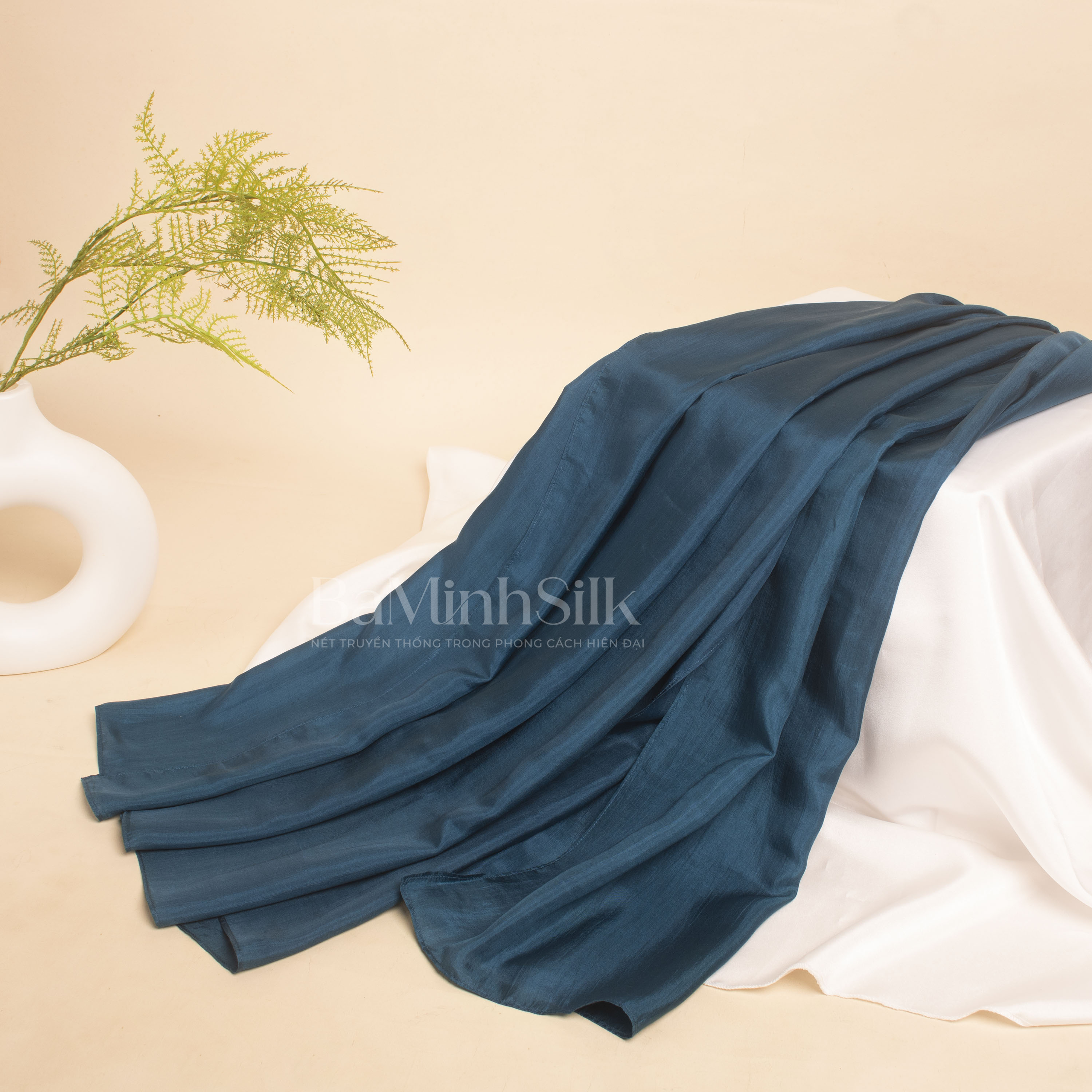 khăn choàng lụa tơ tằm cao cấp kích thước 85x180cm màu xanh cổ vịt bề mặt khăn choàng lụa tơ tằm cao cấp kích thước 85x180cm màu xanh cổ vịt bề mặt