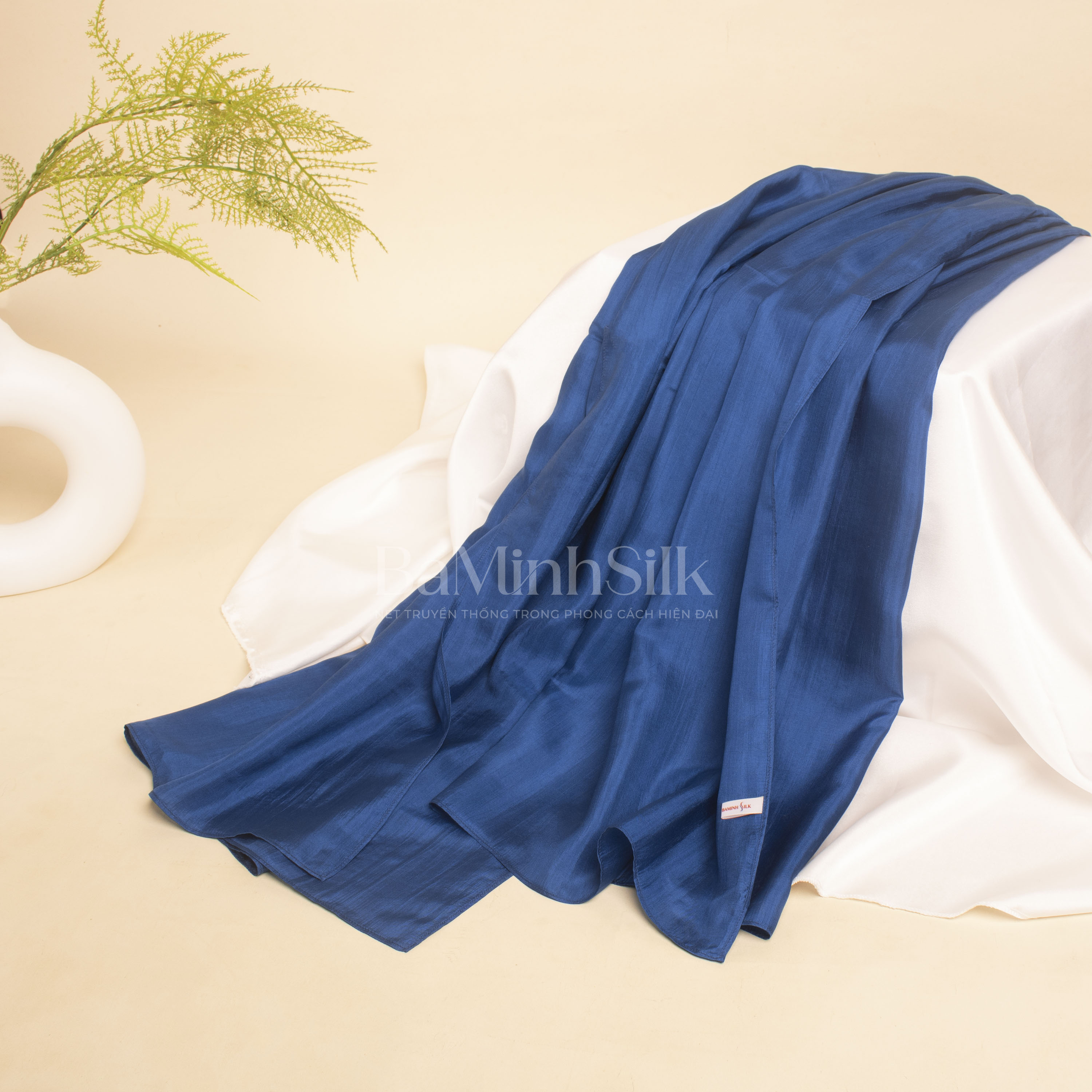 khăn choàng lụa tơ tằm cao cấp kích thước 85x180cm màu xanh coban bề mặt khăn choàng lụa tơ tằm cao cấp kích thước 85x180cm màu xanh coban bề mặt