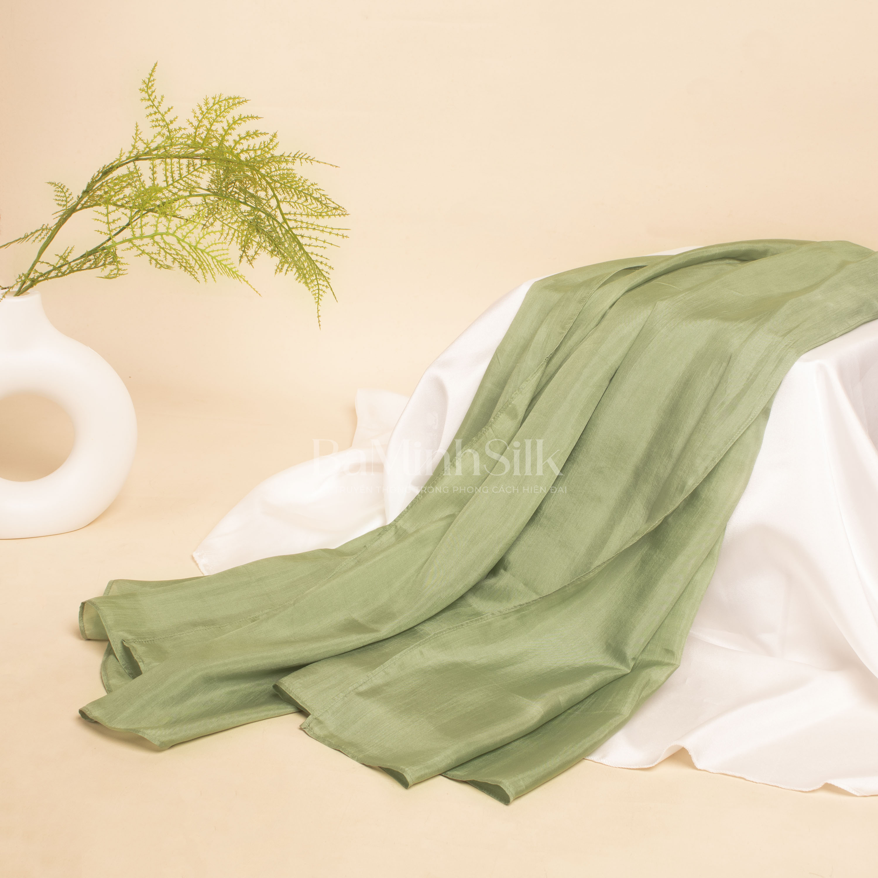 khăn choàng lụa tơ tằm cao cấp kích thước 85x180cm màu xanh lá ngọc bích bề mặt khăn choàng lụa tơ tằm cao cấp kích thước 85x180cm màu xanh lá ngọc bích bề mặt