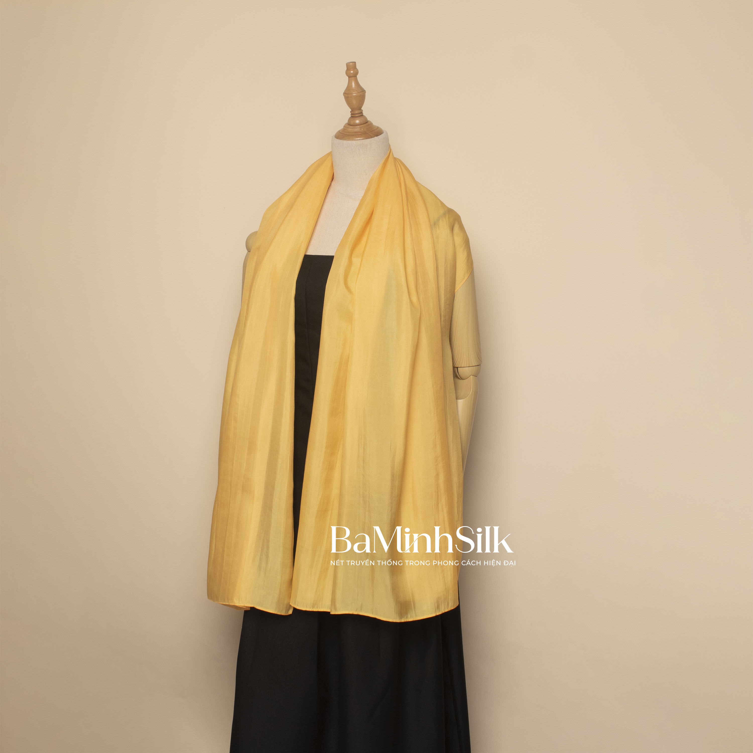 khăn choàng lụa tơ tằm dài trơn màu vàng 01 khăn choàng lụa tơ tằm dài trơn màu vàng 01