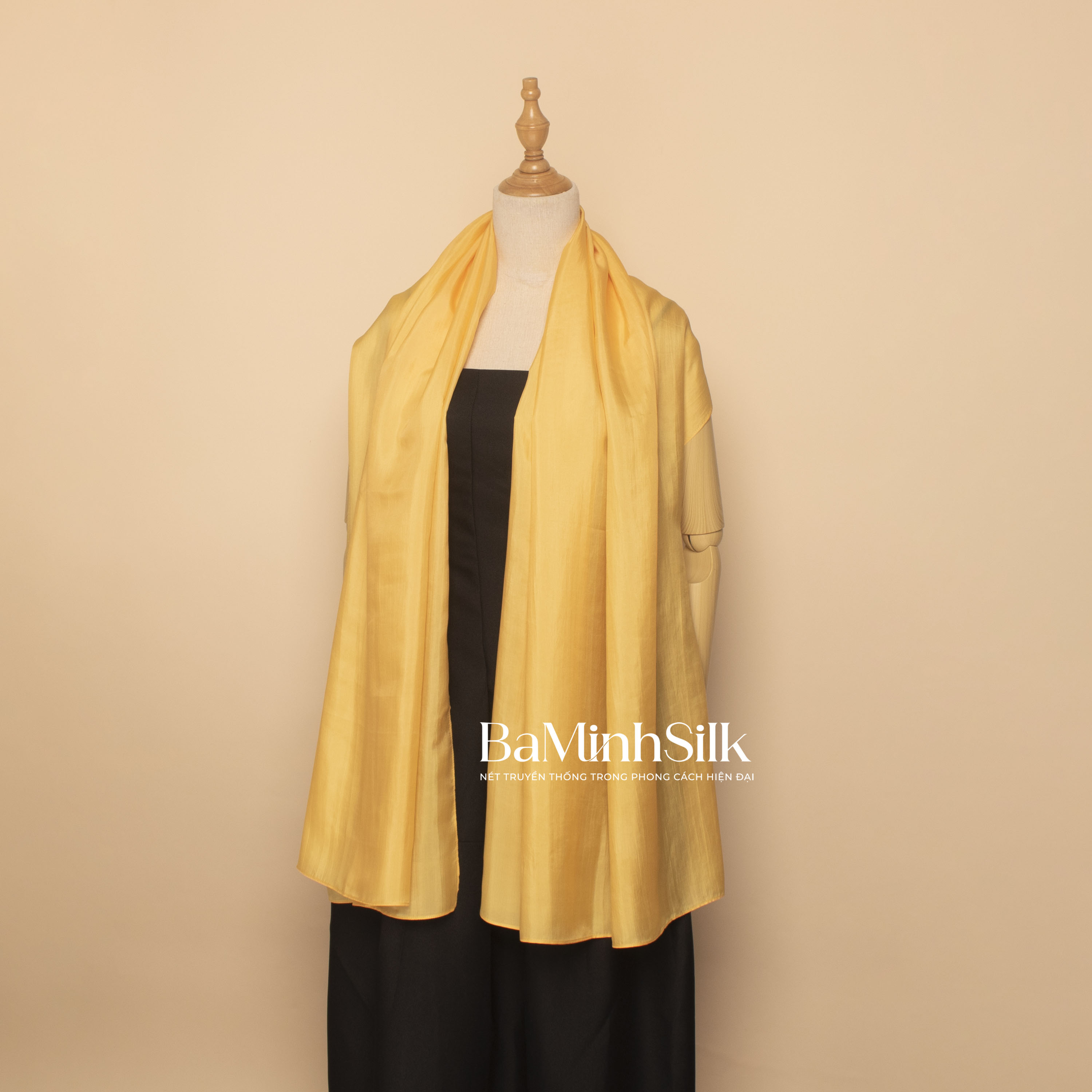 khăn choàng lụa tơ tằm dài trơn màu vàng