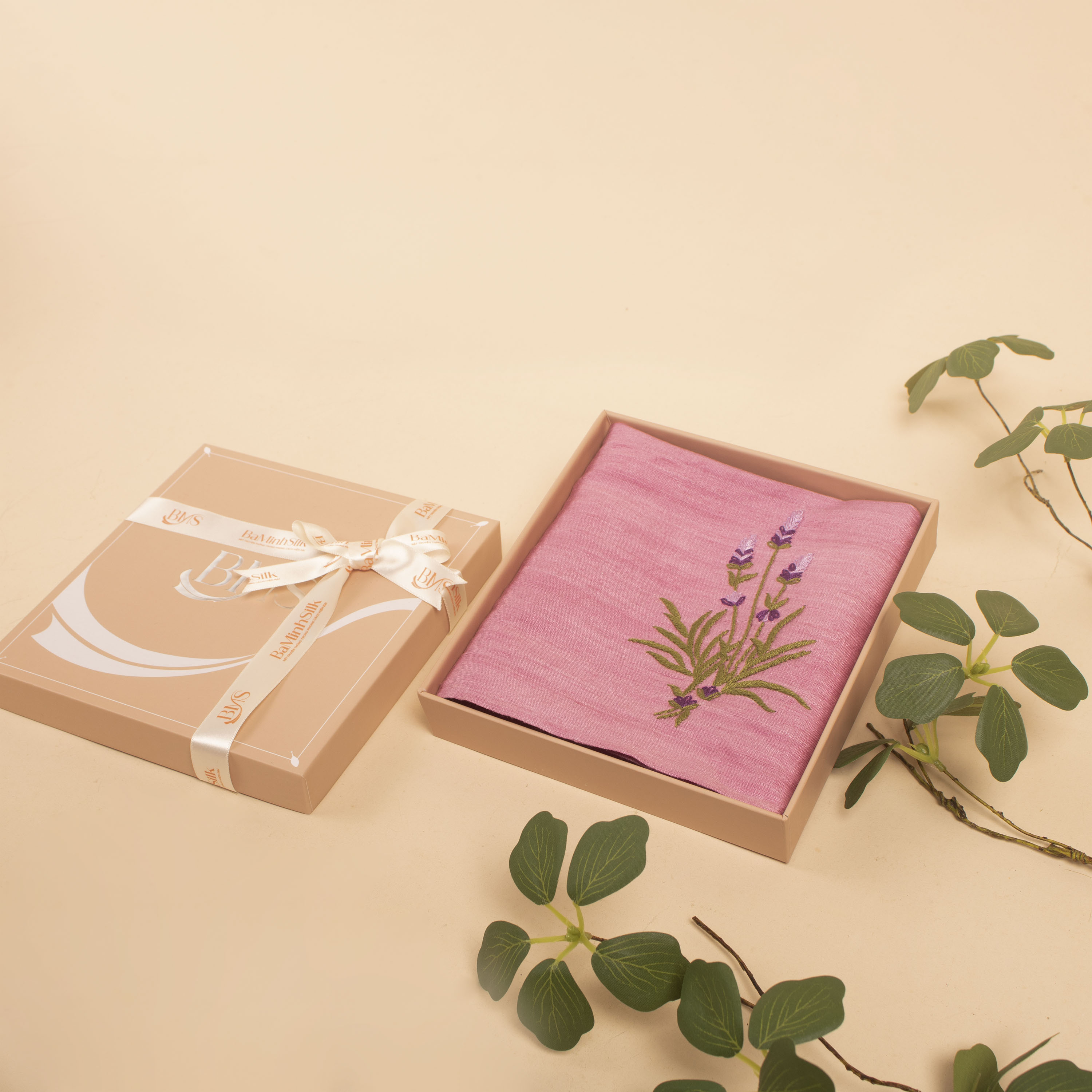 khăn tay thêu hoa lavender màu hồng tím khăn tay thêu hoa lavender màu hồng tím