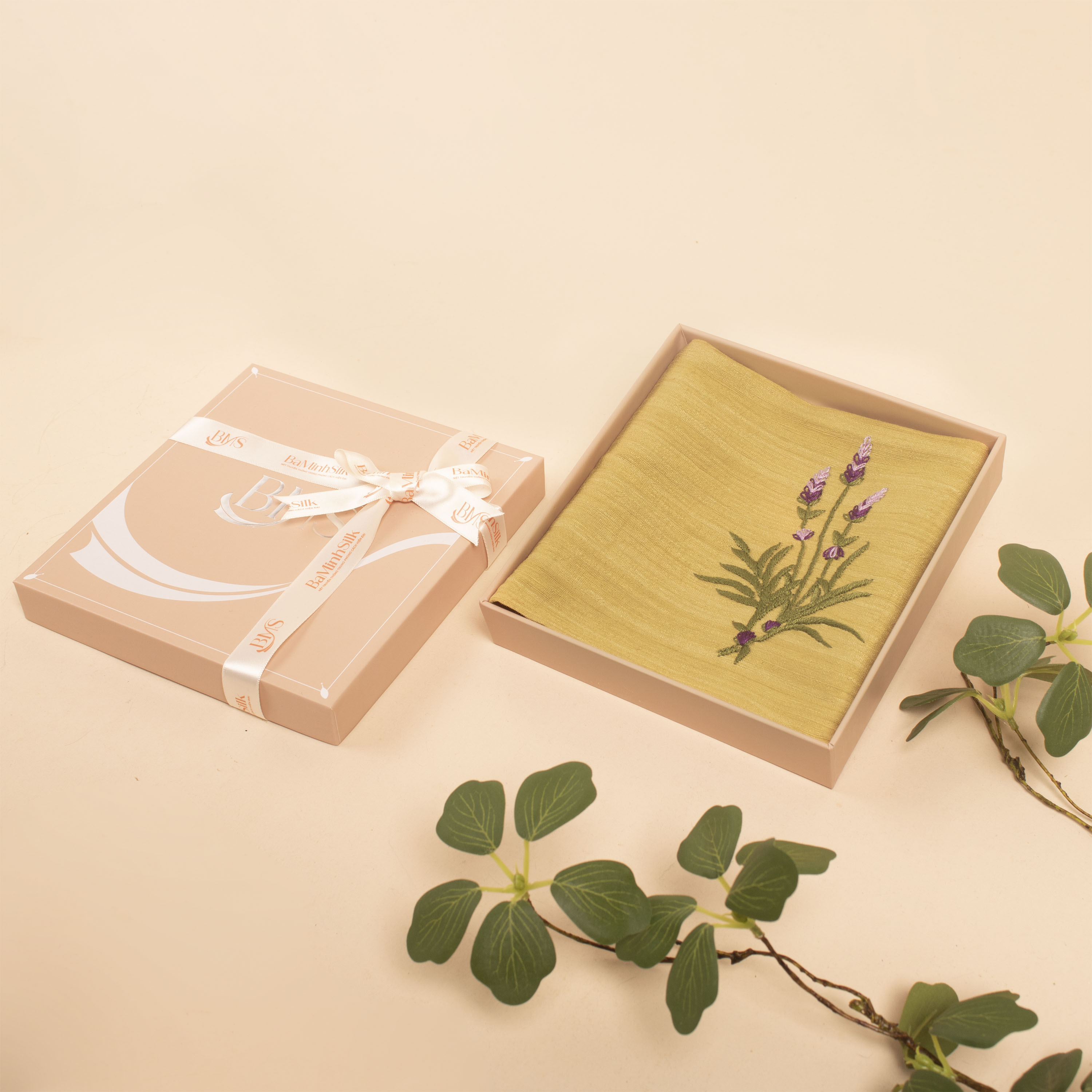 khăn tay thêu hoa lavender màu nhuộm từ lá bàng khăn tay thêu hoa lavender màu nhuộm từ lá bàng
