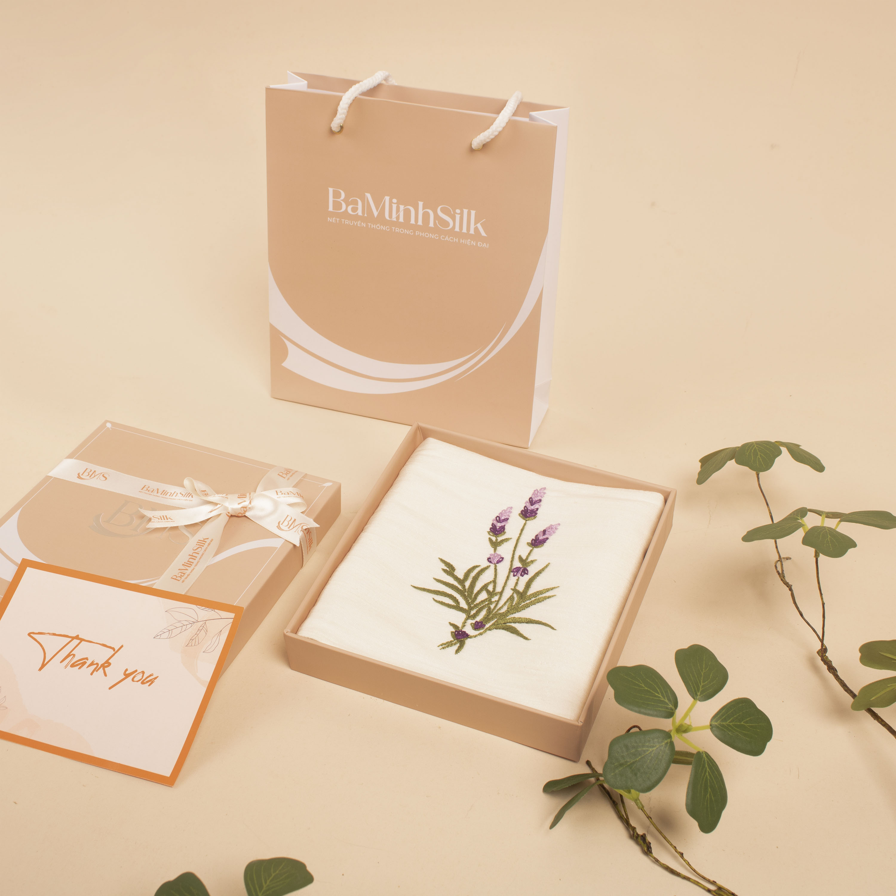khăn tay thêu hoa lavender màu trắng hộp thiệp túi khăn tay thêu hoa lavender màu trắng hộp thiệp túi
