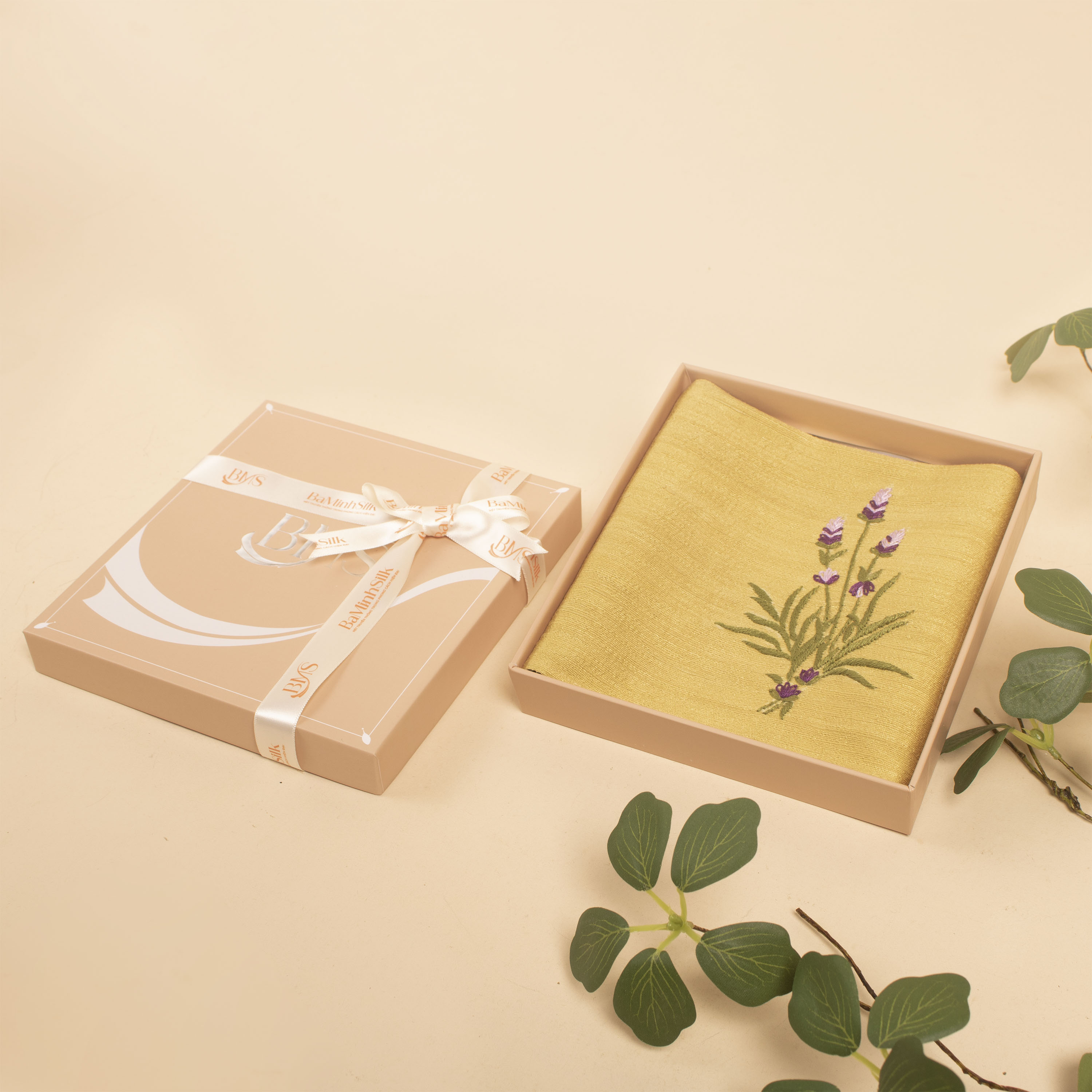 khăn tay thêu hoa lavender màu vàng rêu