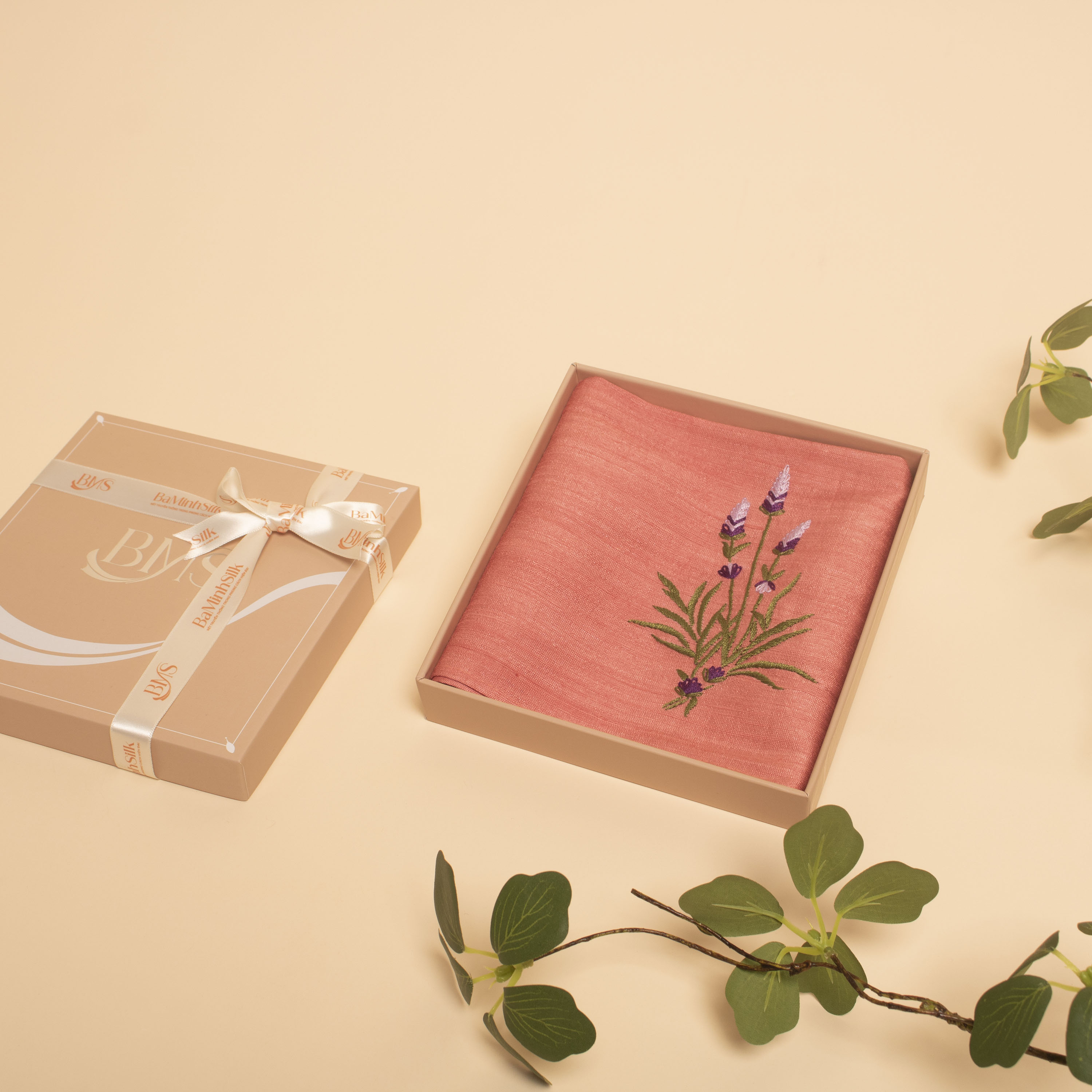 khăn tay tơ tằm thêu hoa lavender màu hồng h06 khăn tay tơ tằm thêu hoa lavender màu hồng h06