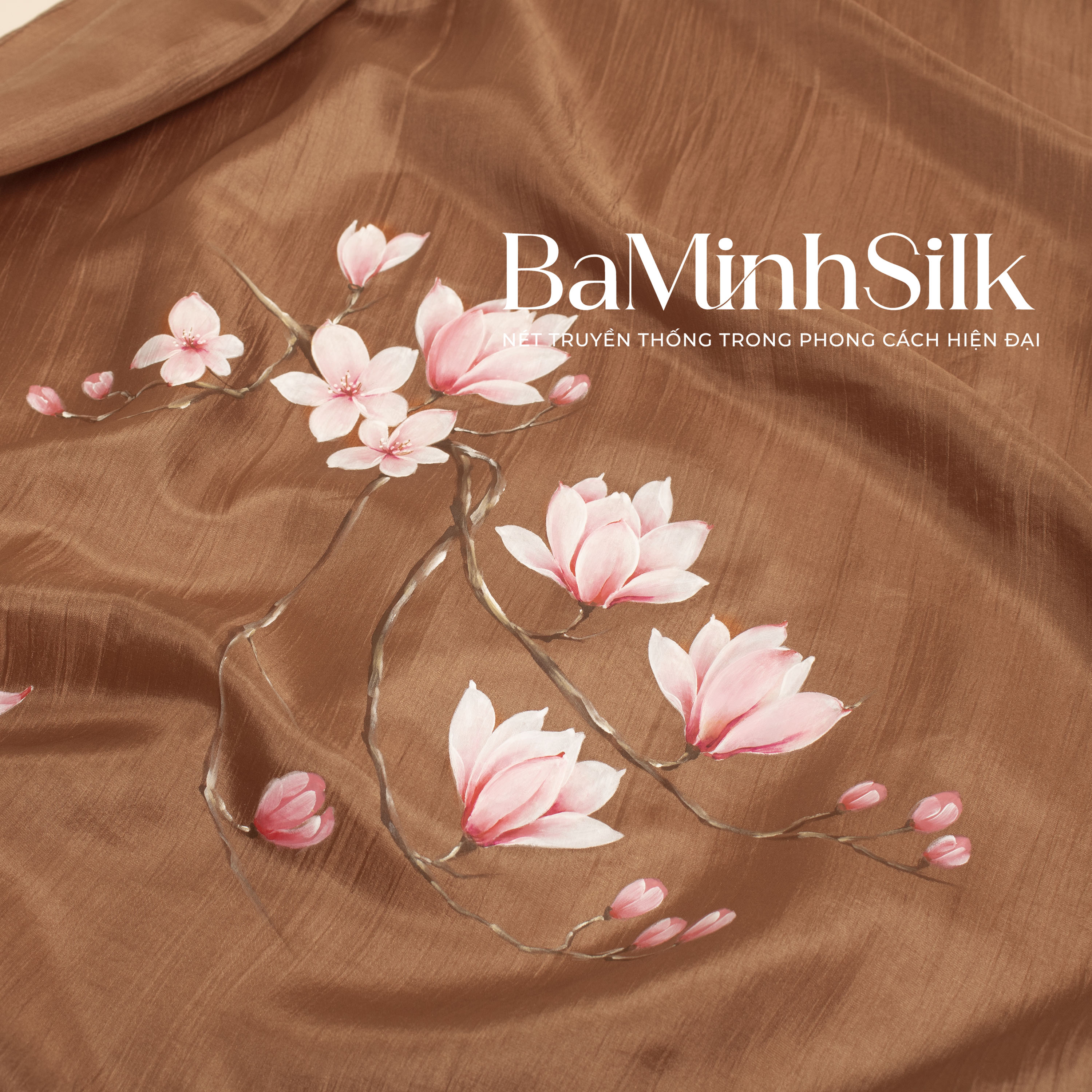bề mặt khăn lụa dài vẽ hoa mộc lan màu cam đất