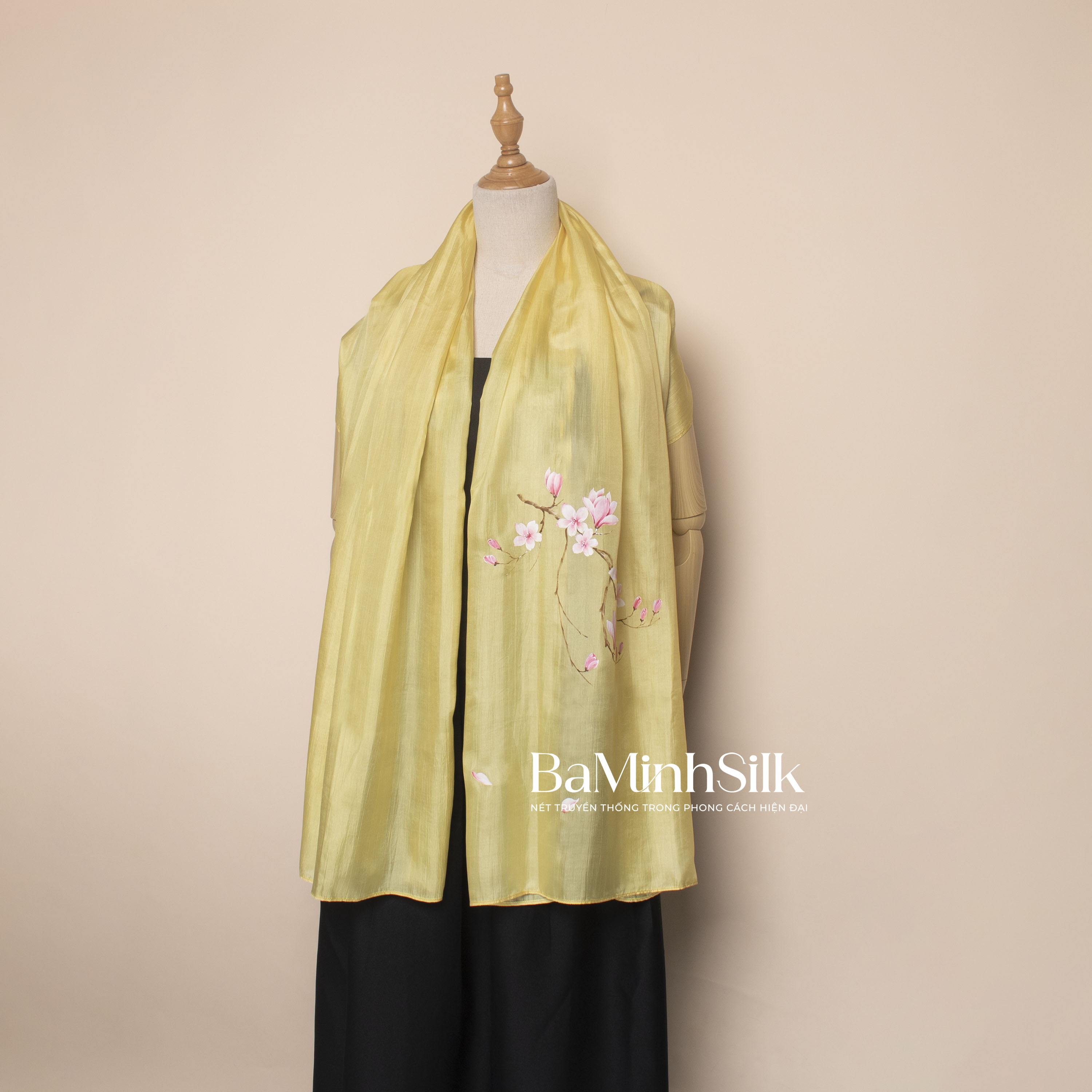 khăn lụa dài vẽ hoa mộc lan màu vàng