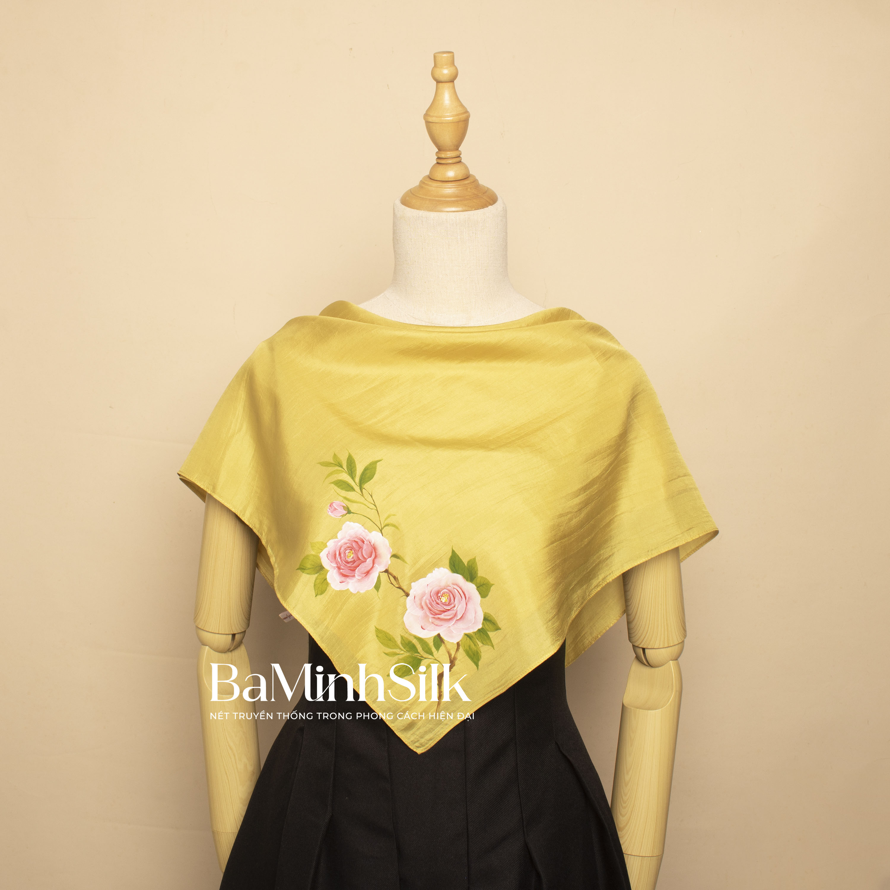 khăn lụa vuông vàng 01 vẽ tay hoa hồng 70x70cm