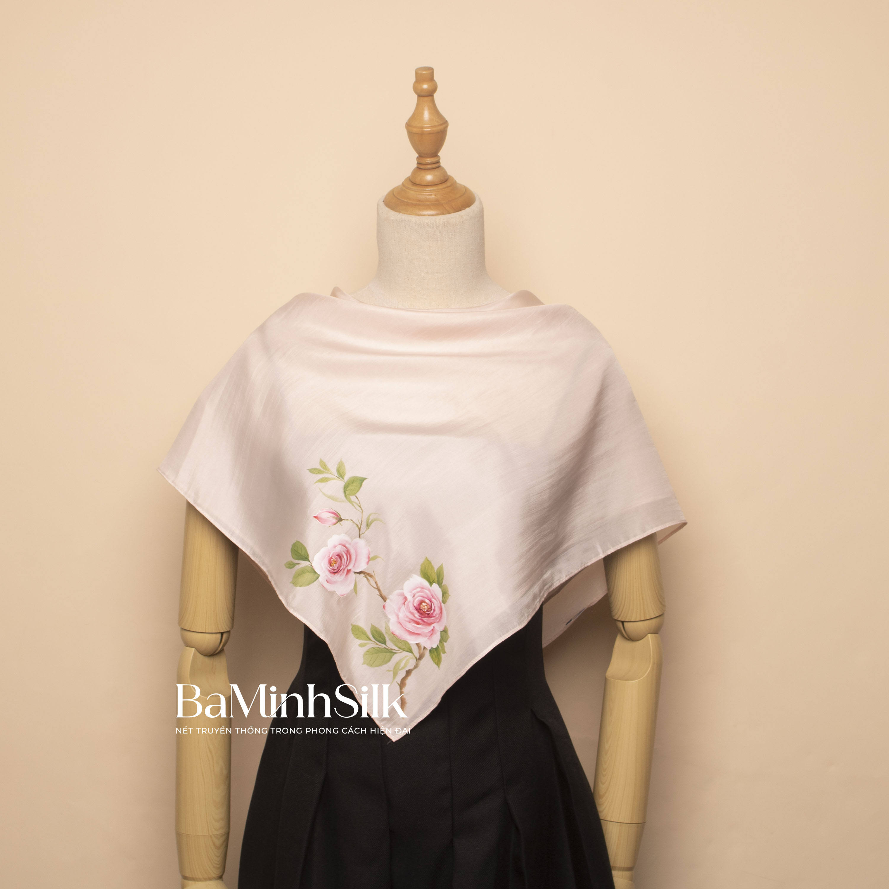 khăn lụa vuông vẽ tay hoa hồng 70x70 màu hồng phấn