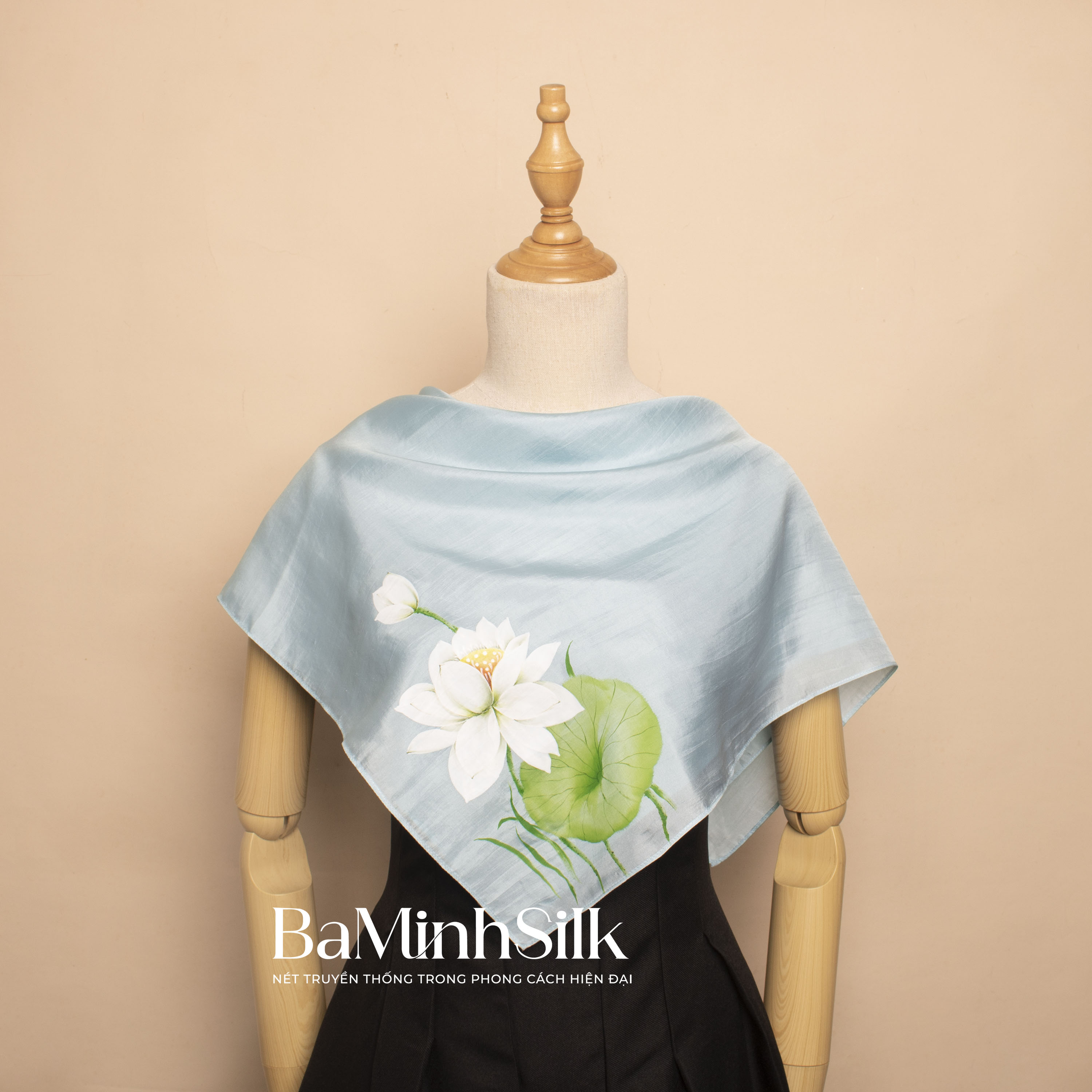 khăn lụa vuông 70x70 hoa sen xanh mint khăn lụa vuông 70x70 hoa sen xanh mint