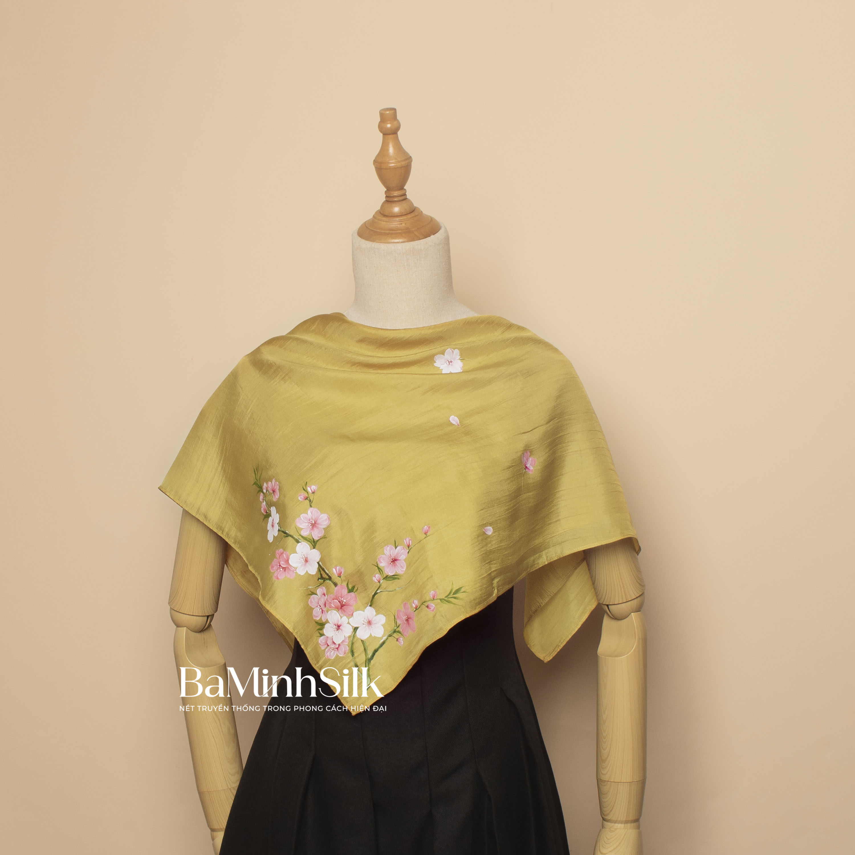 khăn lụa vuông vàng vẽ tay cành đào 70x70cm