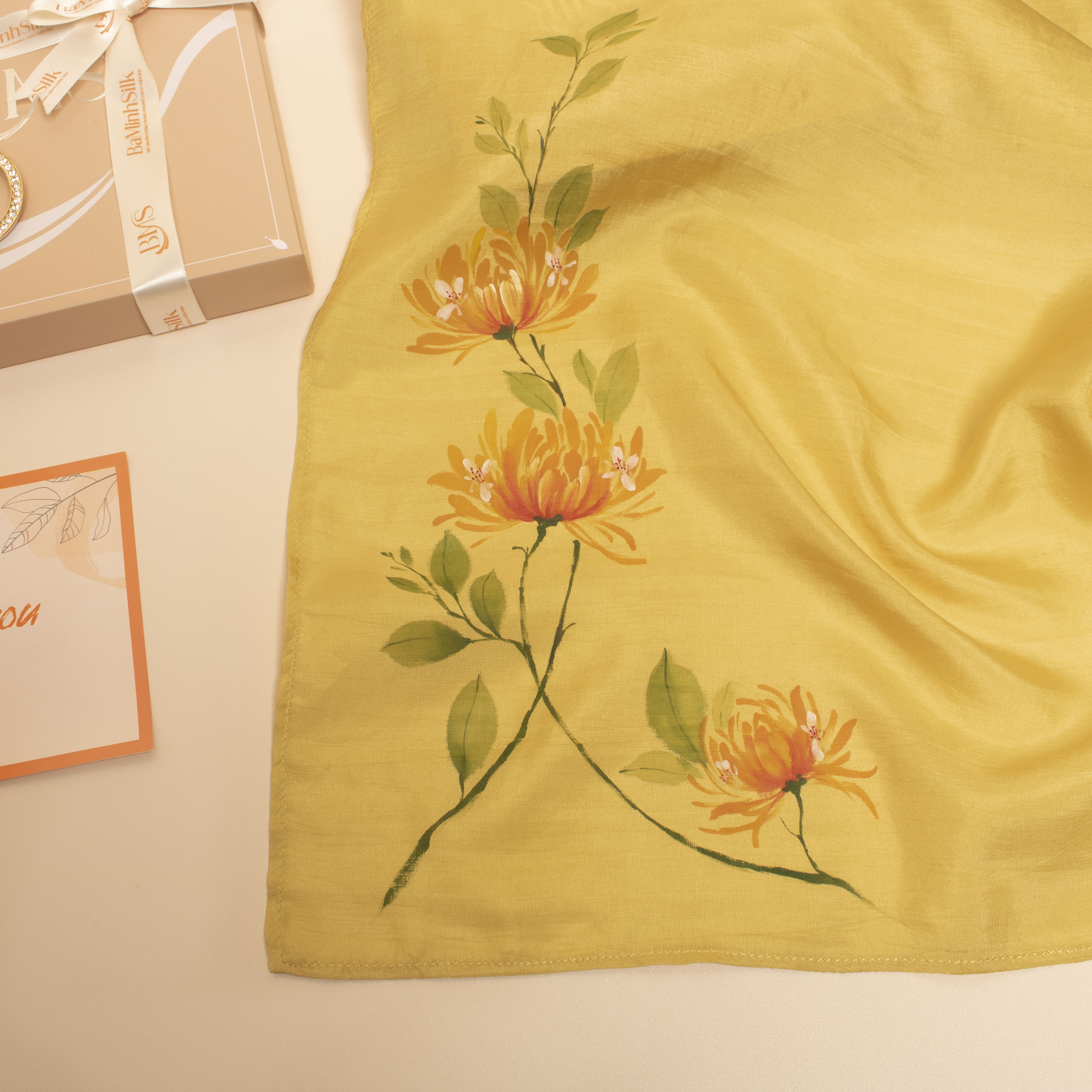 khăn lụa vuông vẽ tay hoa kim ngân size 70x70cm màu vàng bề mặt khăn lụa vuông vẽ tay hoa kim ngân size 70x70cm màu vàng bề mặt