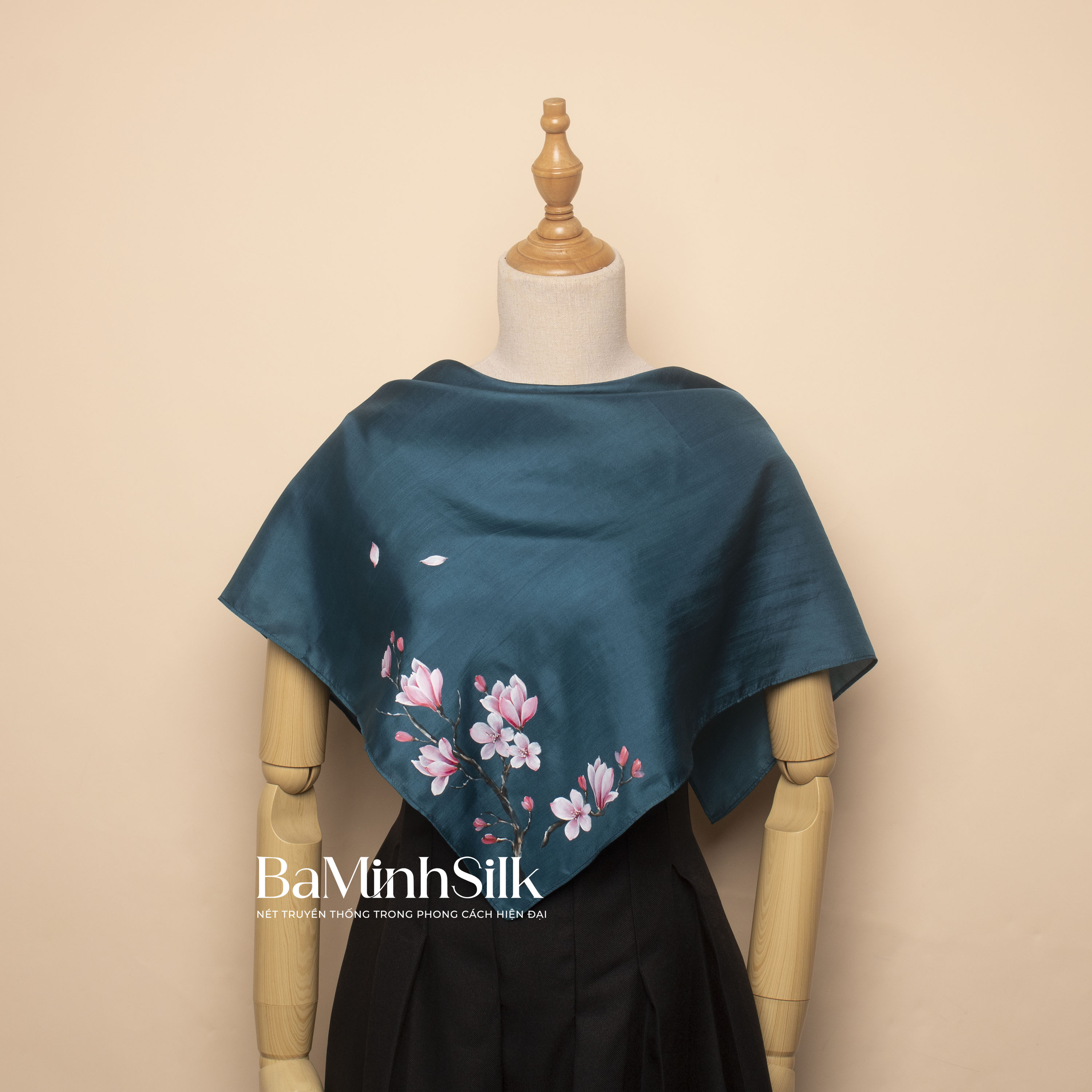 khăn lụa vuông vẽ tay hoa mộc lan 70x70 xanh cổ vịt (2)