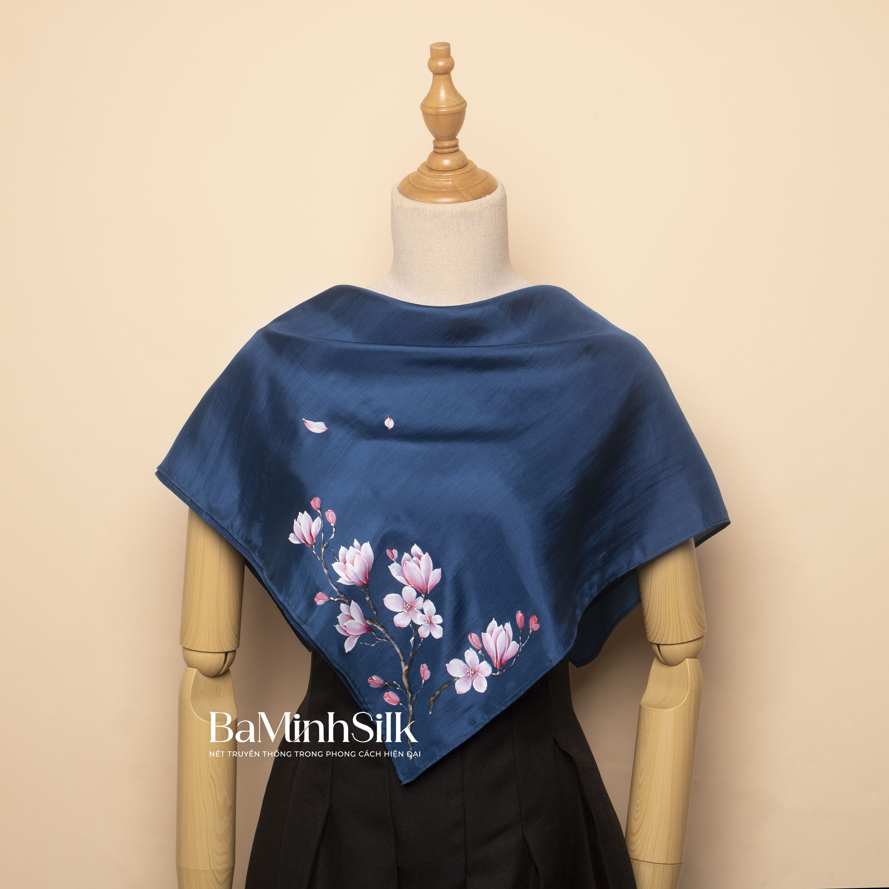 khăn lụa vuông vẽ tay hoa mộc lan 70x70 xanh coban