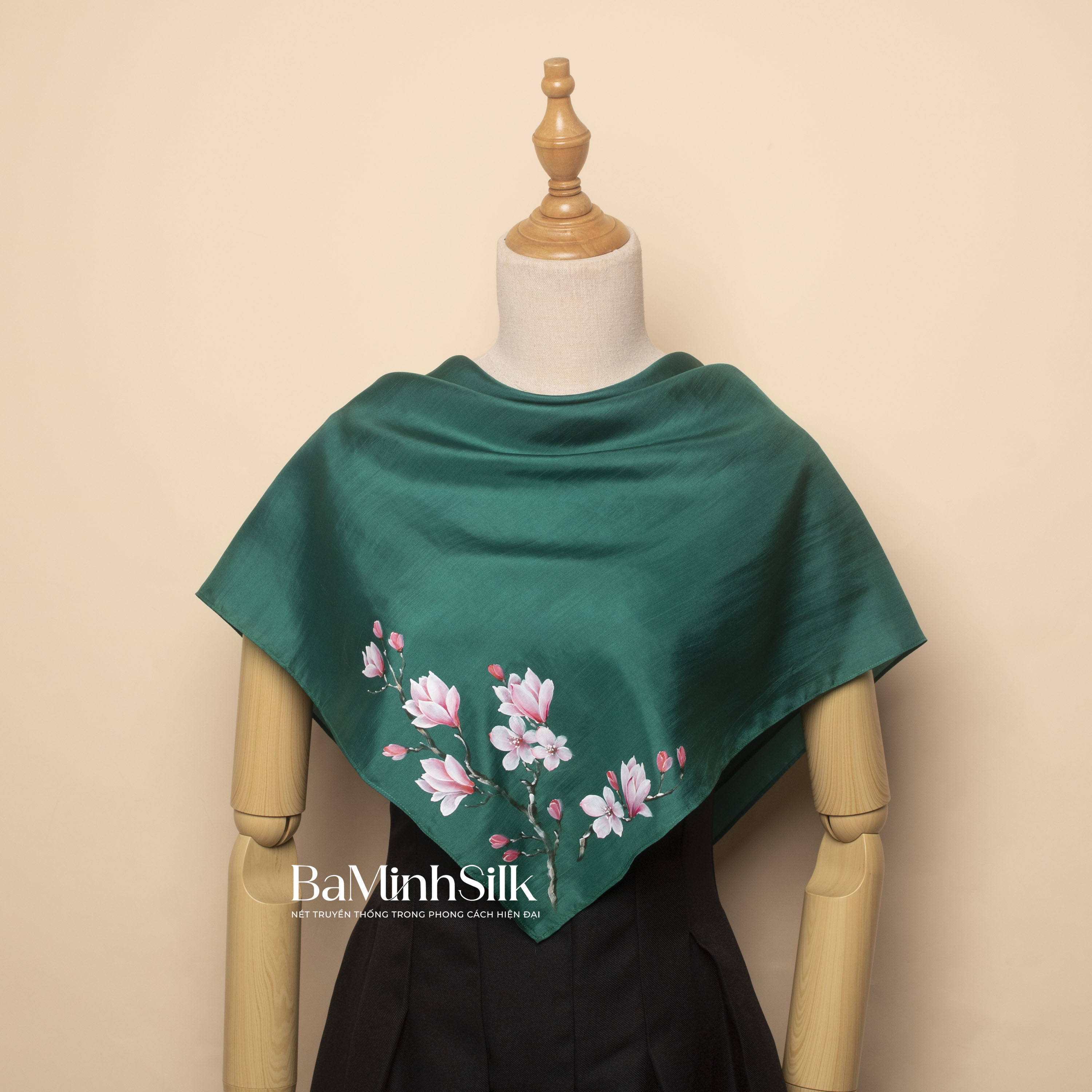 khăn lụa vuông vẽ tay hoa mộc lan 70x70 xanh lá 01