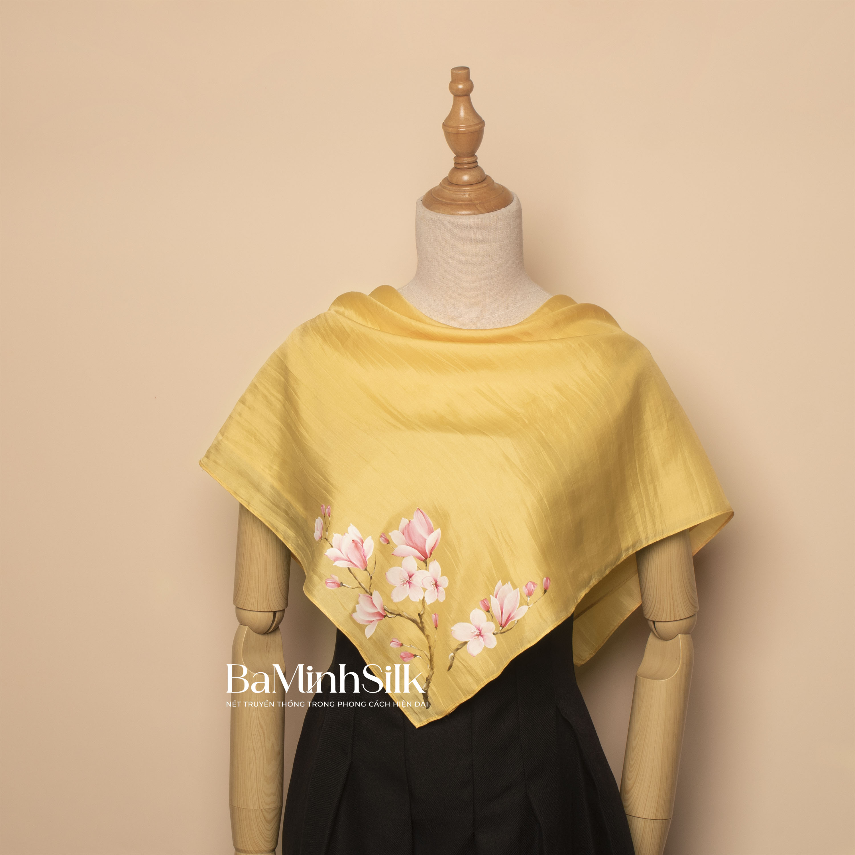 khăn lụa vuông vẽ tay hoa mộc lan vàng size 70x70cm khăn lụa vuông vẽ tay hoa mộc lan vàng size 70x70cm