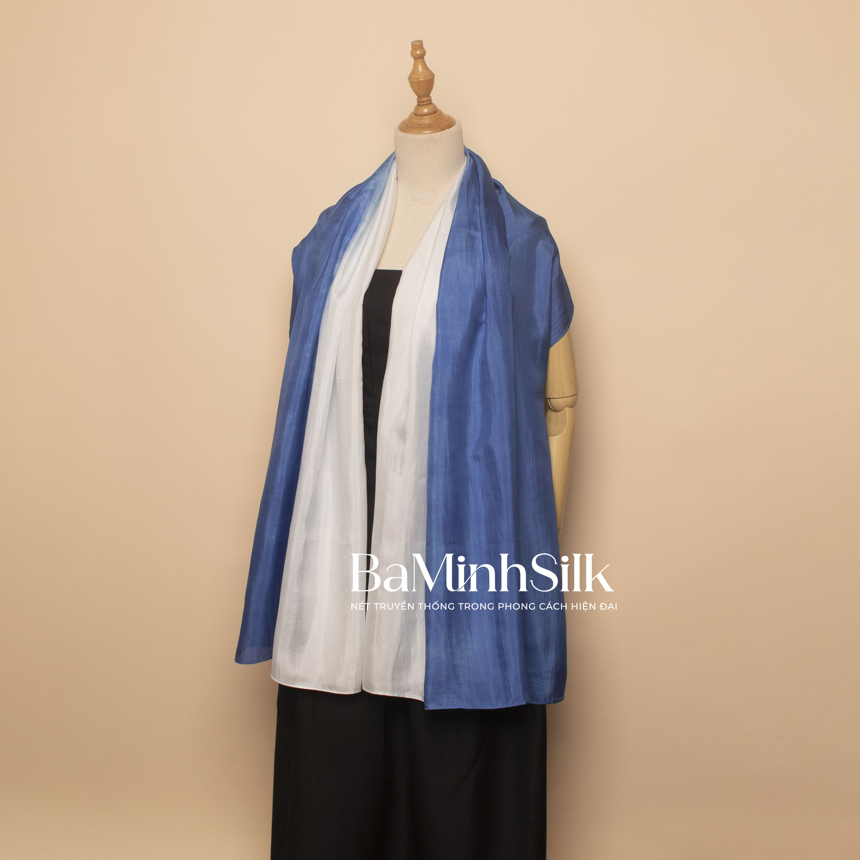 khăn choàng lụa tơ tằm 2 màu trắng xanh dương 85x180cm Bá Minh Silk khăn choàng lụa tơ tằm 2 màu trắng xanh dương 85x180cm Bá Minh Silk