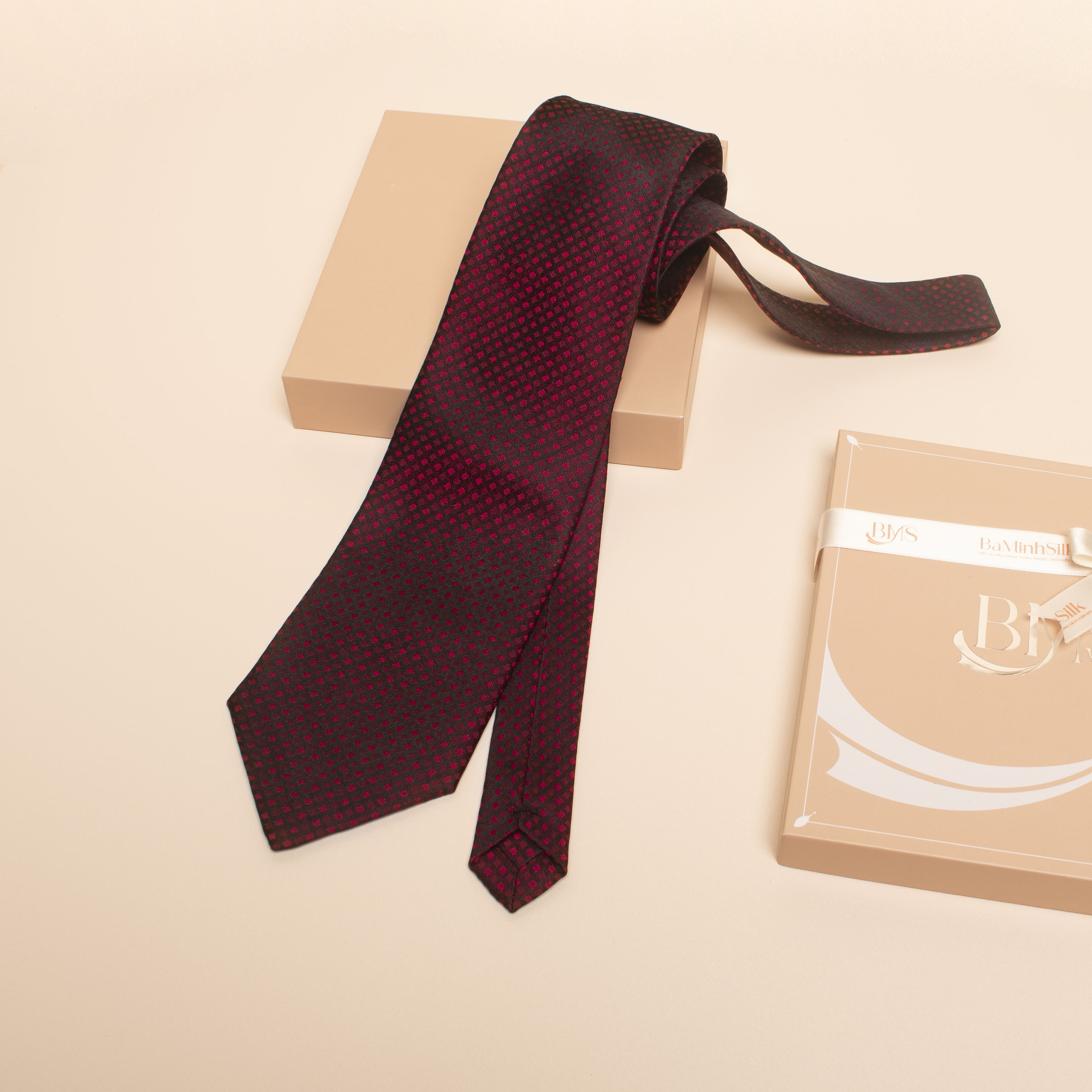 cà vạt lụa tơ tằm cv 23 hoạ tiết ô nhỏ màu đỏ đen - bá minh silk