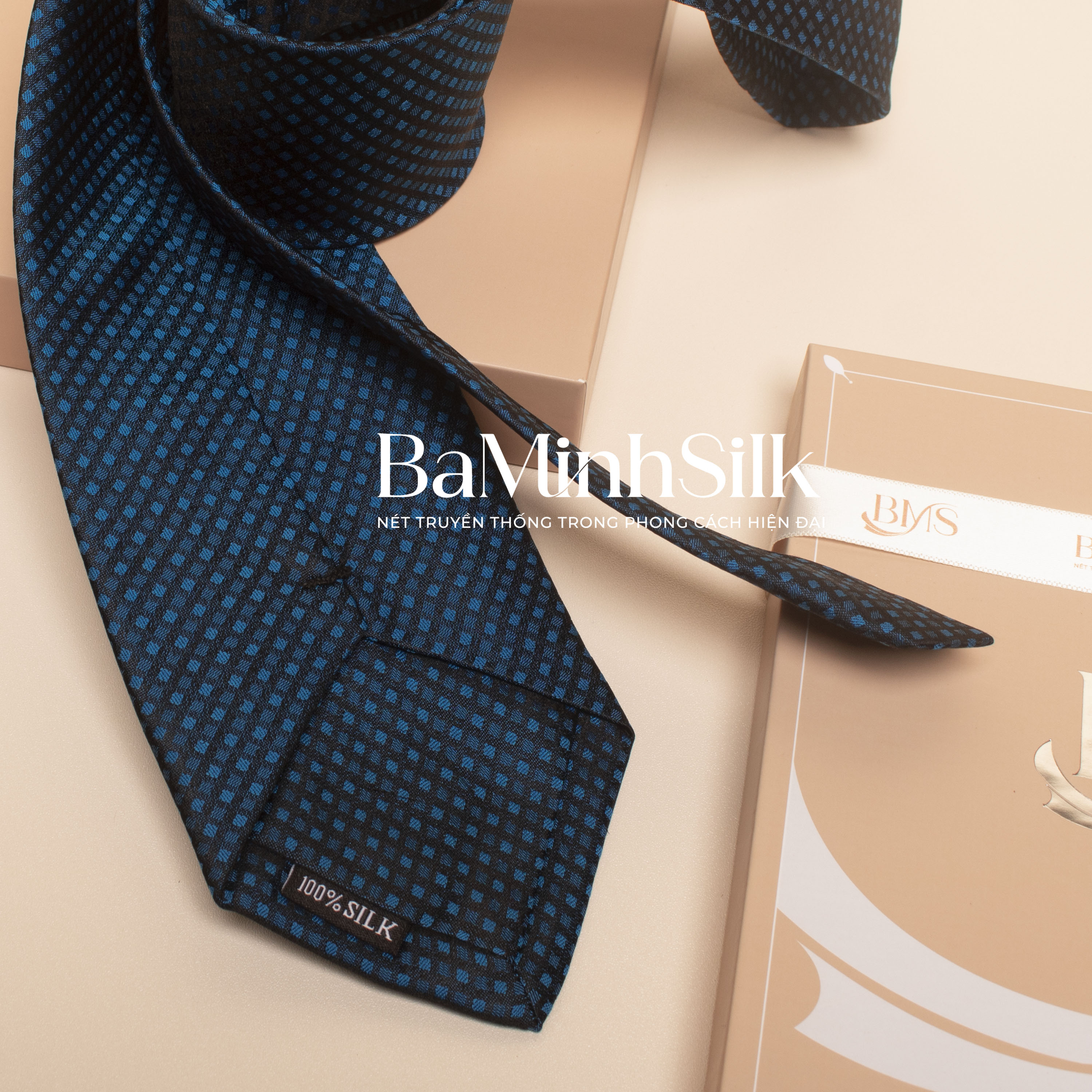 cà vạt lụa tơ tằm cv 30 hoạ tiết kẻ ô nhỏ màu xanh đen bá minh silk