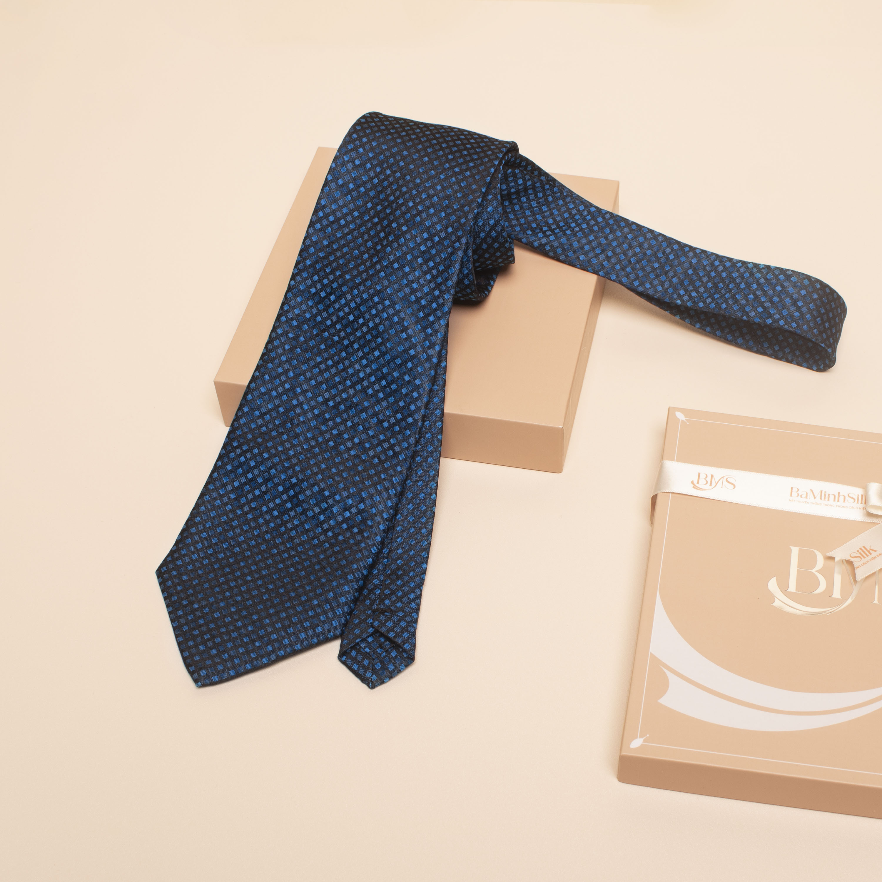 cà vạt lụa tơ tằm cv 30 hoạ tiết kẻ ô nhỏ màu xanh đen bá minh silk