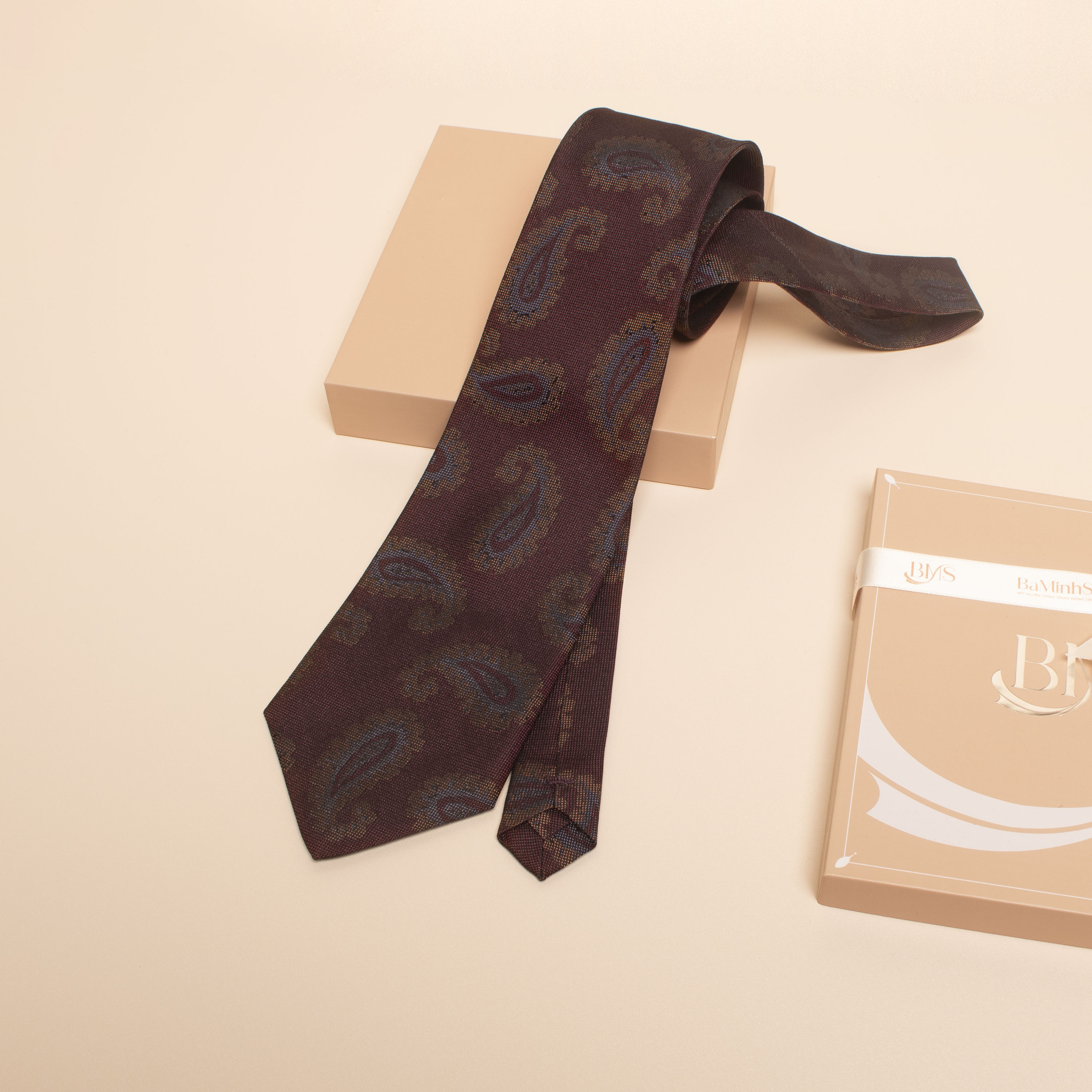 cà vạt lụa tơ tằm cv 41 hoạ tiết đuôi công của bá minh silk