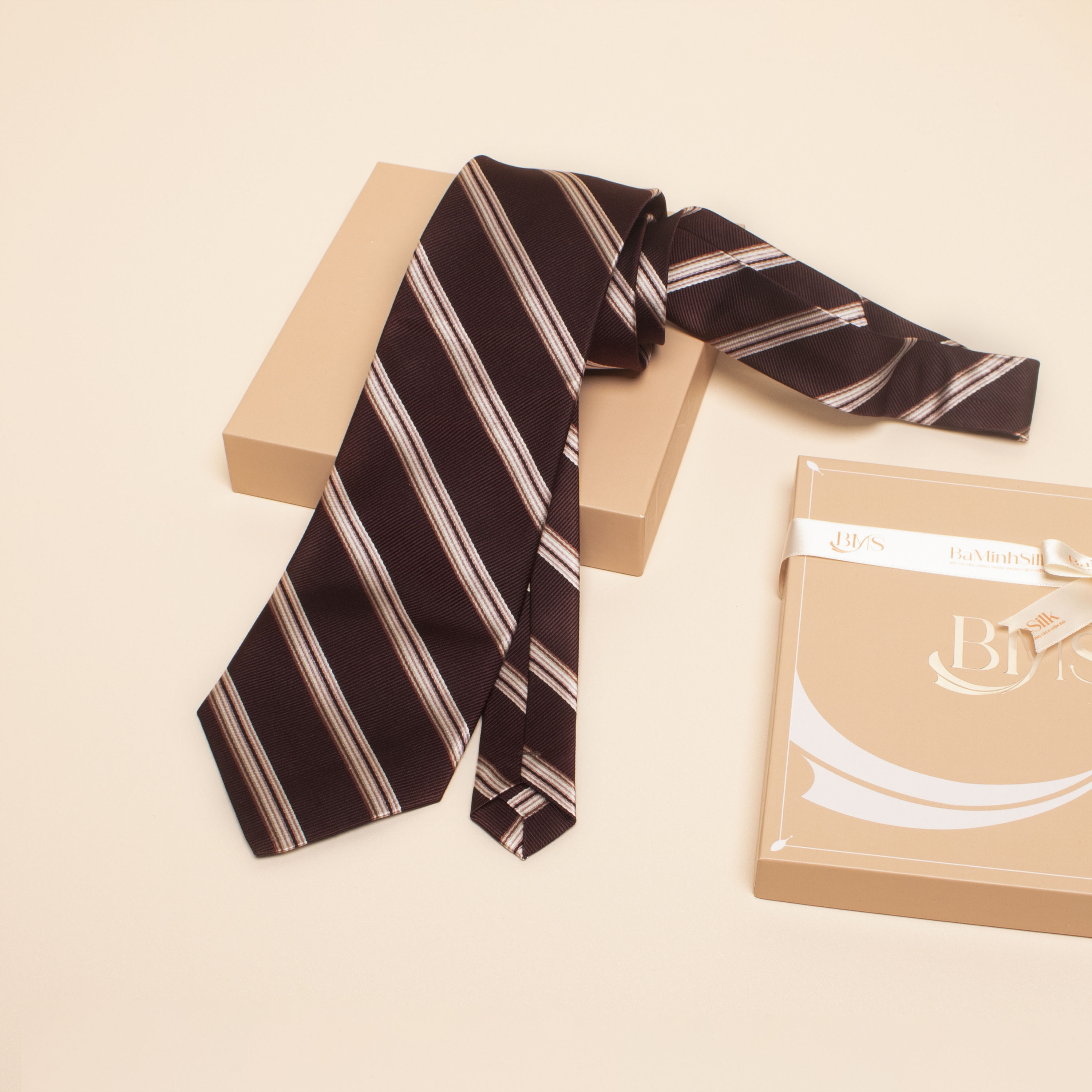 cà vạt lụa tơ tằm cv 43 màu đỏ sọc trắng của bá minh silk