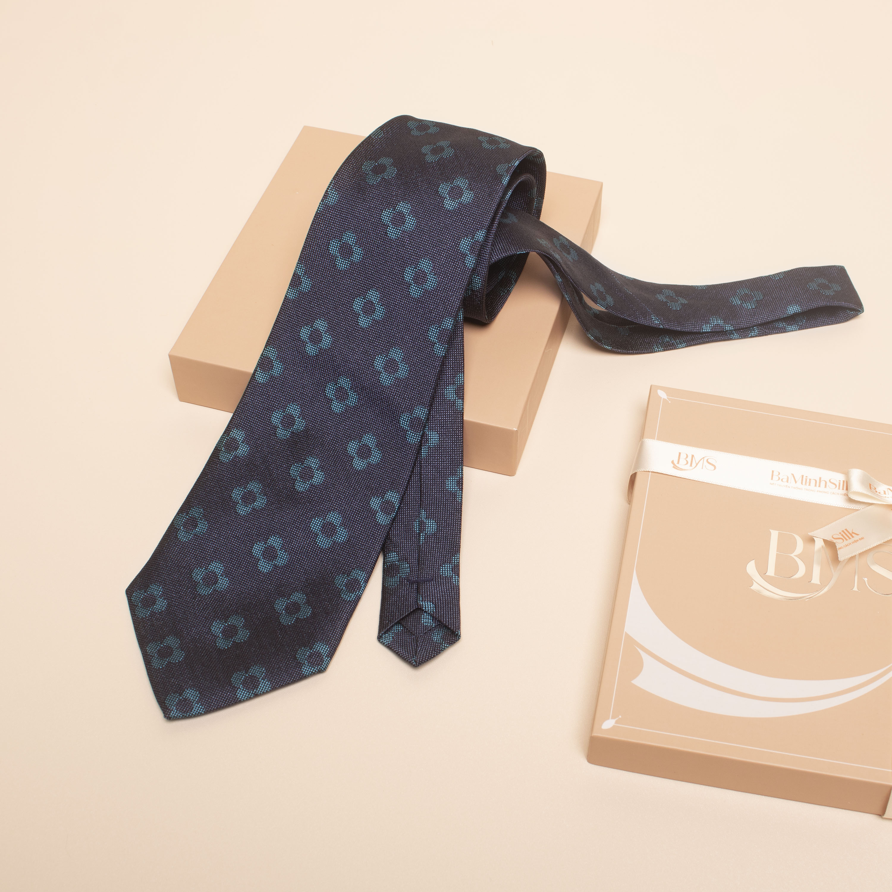 cà vạt lụa tơ tằm cv 45 hoạ tiết hoa nhỏ của Bá Minh Silk