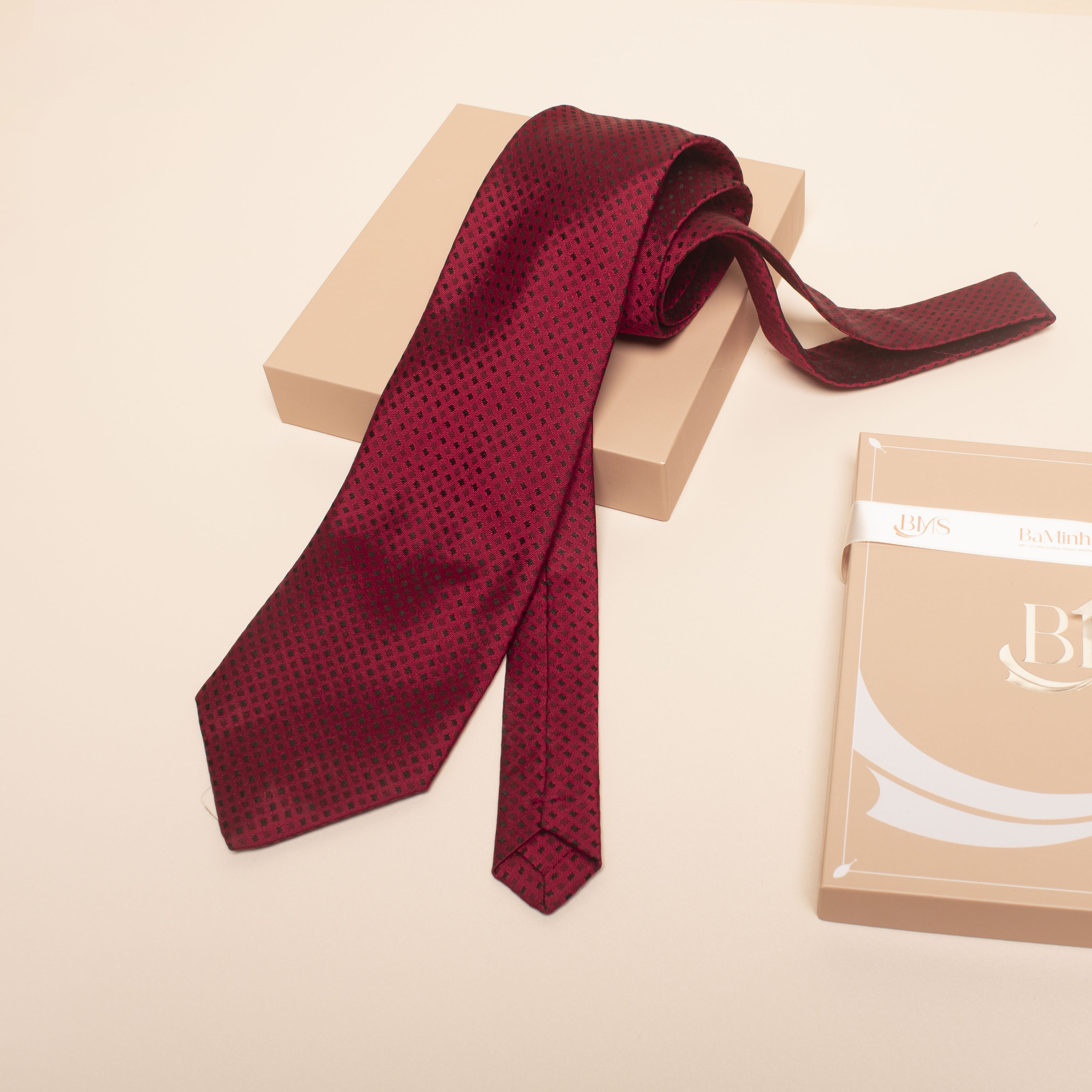 cà vạt lụa tơ tằm cv 46 màu đỏ kẻ ô nhỏ của Bá Minh Silk