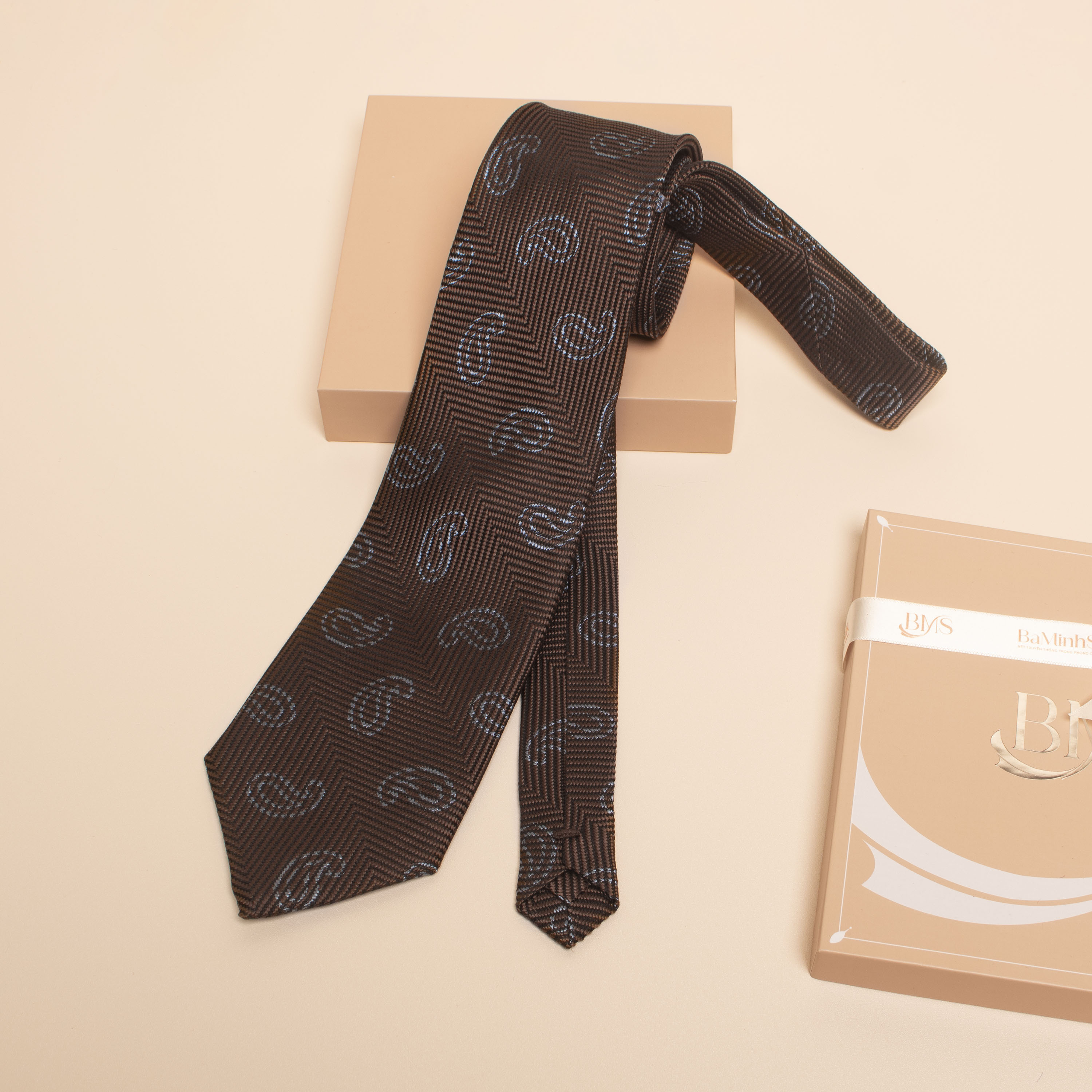 cà vạt lụa tơ tằm cv 61 màu nâu hoạ tiết đuôi công Bá Minh Silk