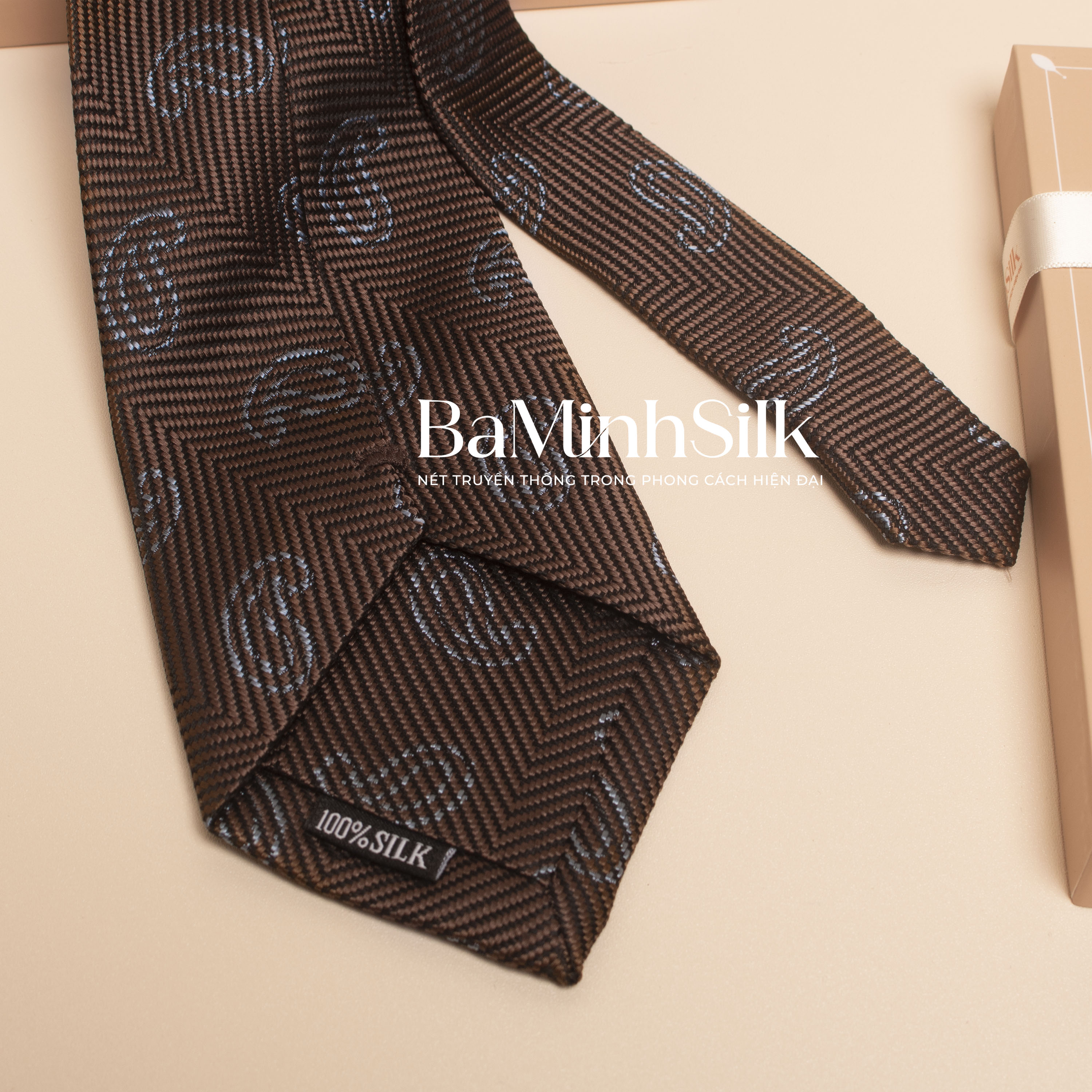 bề mặt cà vạt lụa tơ tằm cv 61 màu nâu hoạ tiết đuôi công Bá Minh Silk