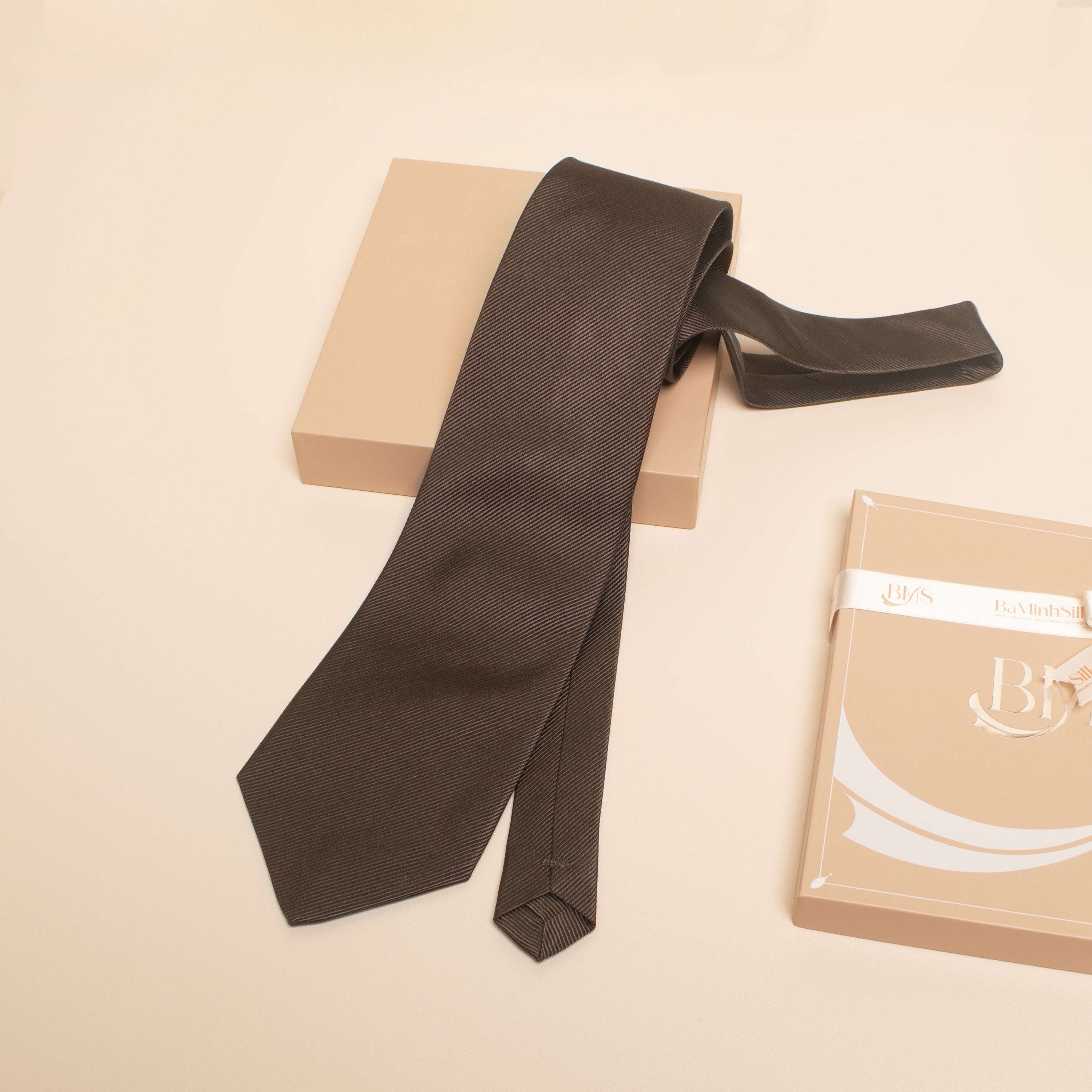 cà vạt lụa tơ tằm cv 66 màu nâu của Bá Minh Silk