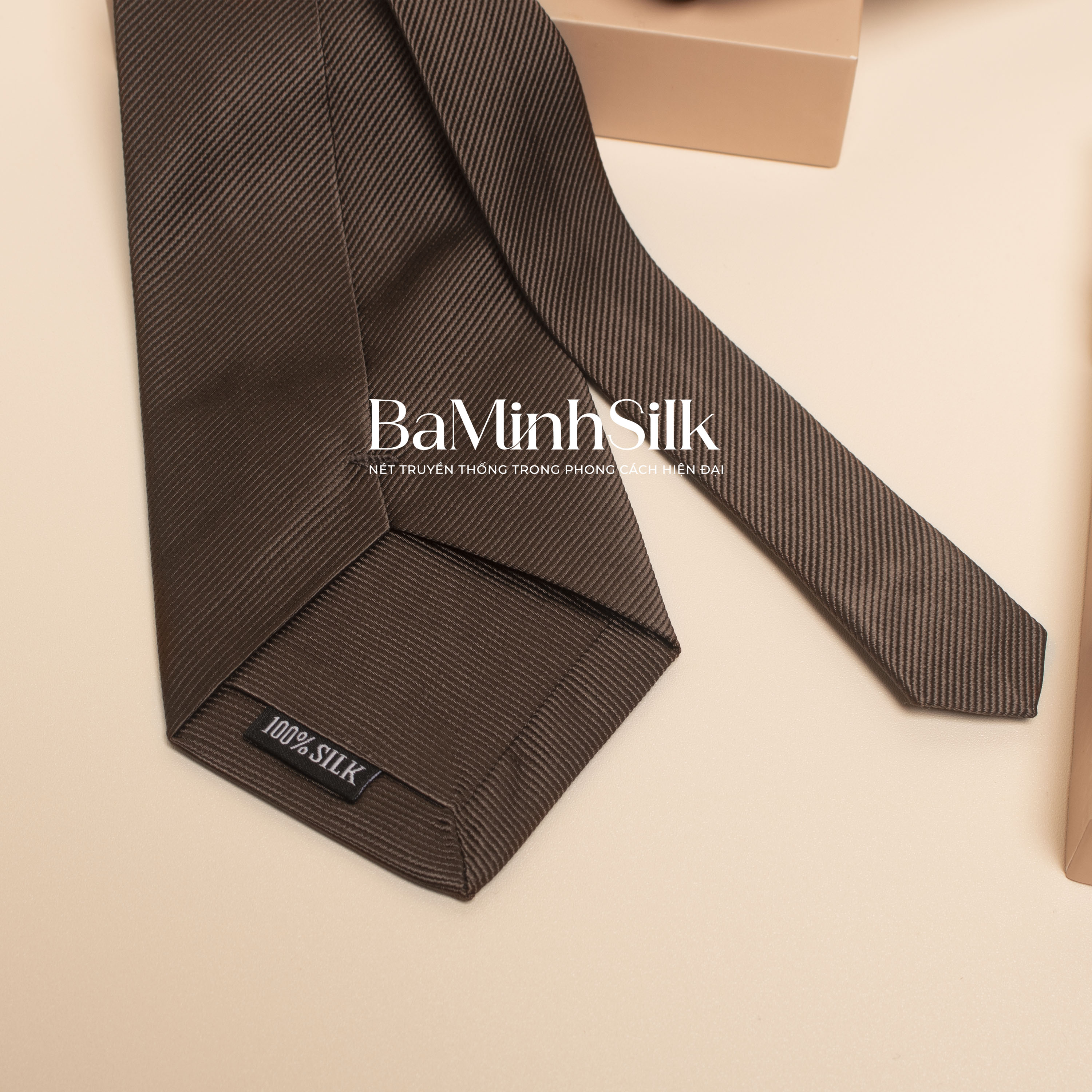 bề mặt cà vạt lụa tơ tằm cv 66 màu nâu của Bá Minh Silk
