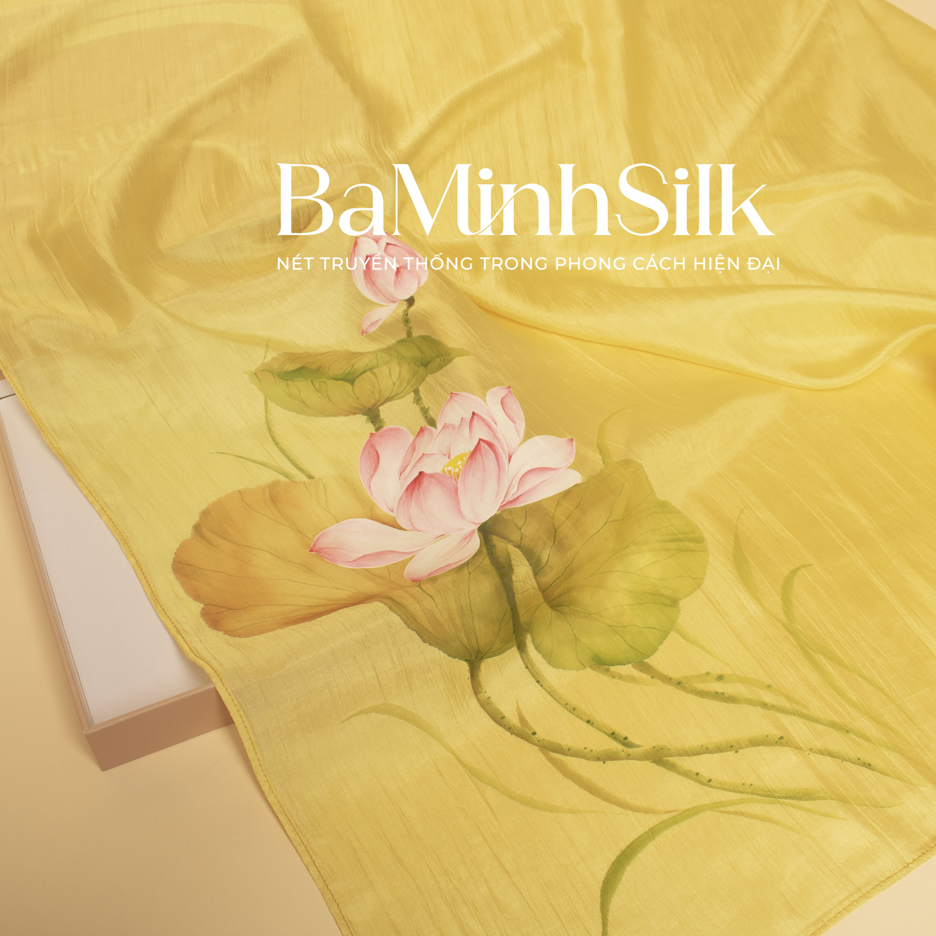 bề mặt khăn lụa vuông vàng 100 vẽ hoa sen 85x85cm