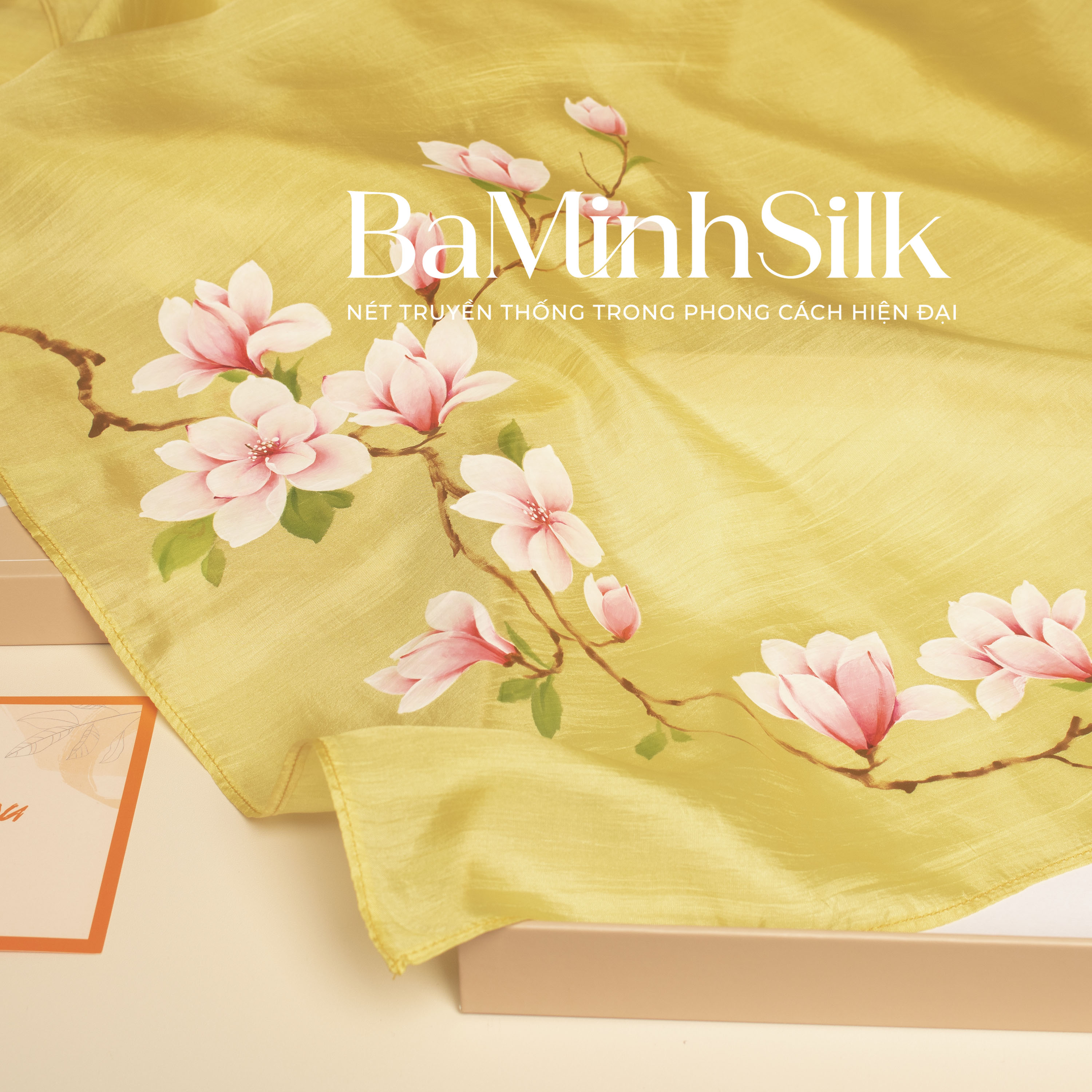 bề mặt khăn lụa vuông vàng vẽ hoa mộc lan size 85x85cm