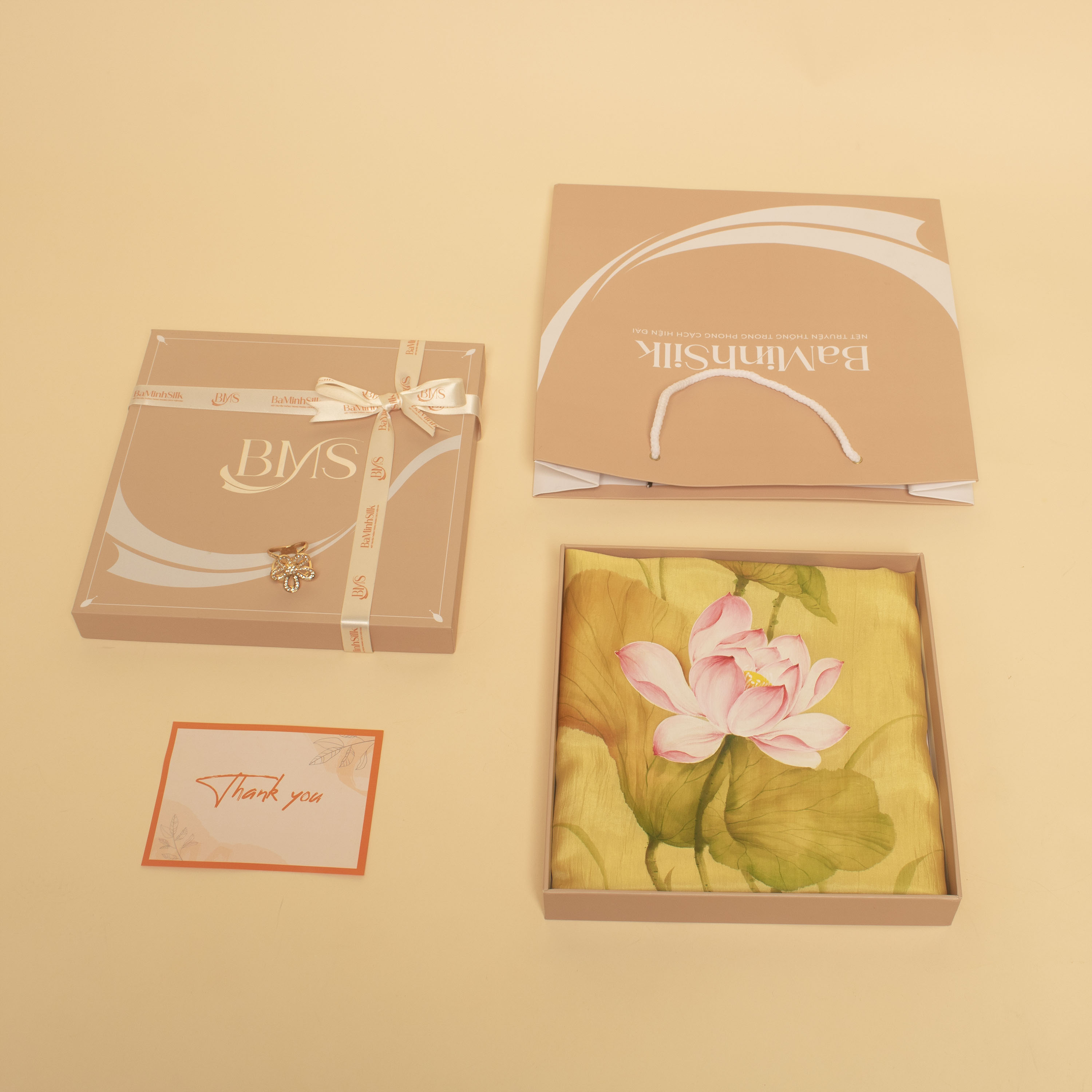 cách đóng gói khăn lụa vuông vàng 100 vẽ hoa sen 85x85cm