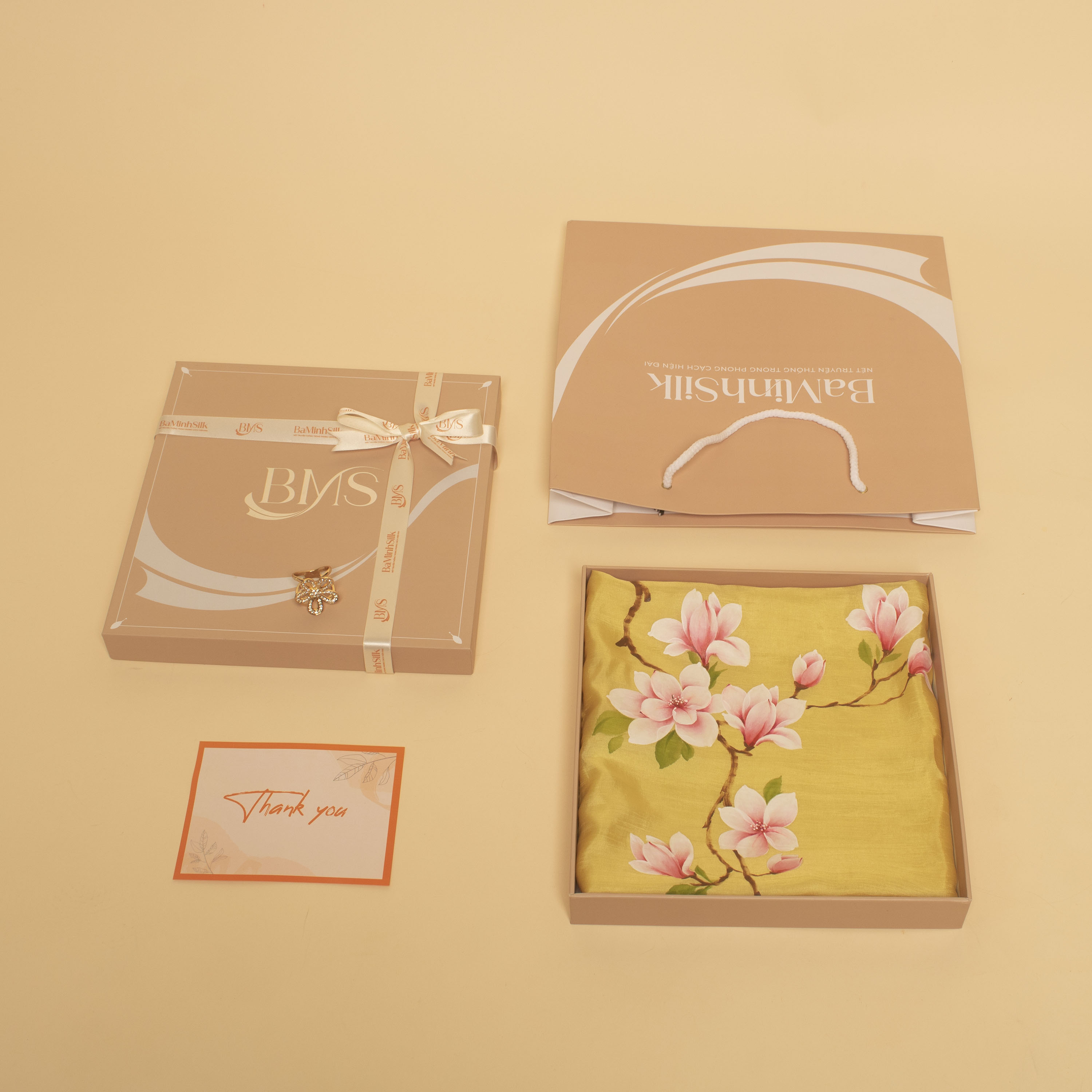 cách đóng gói khăn lụa vuông vẽ hoa mộc lan vàng 85x85 khăn lụa vuông vàng 100 vẽ hoa sen 85x85cm