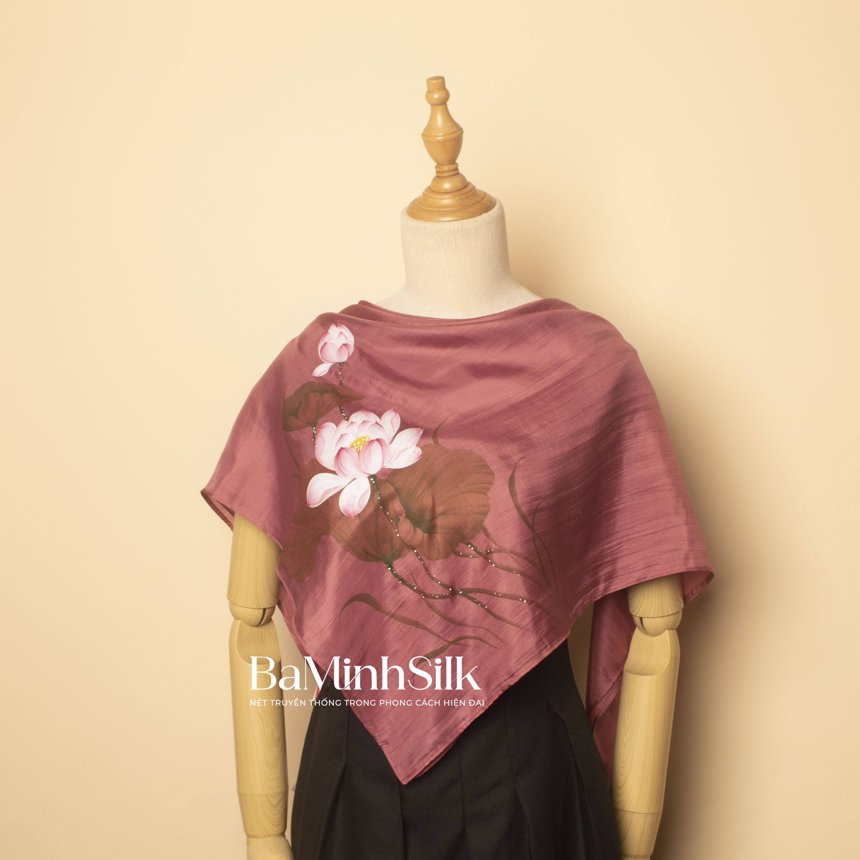 khăn lụa vuông hồng hoa sen vẽ tay 85x85cm