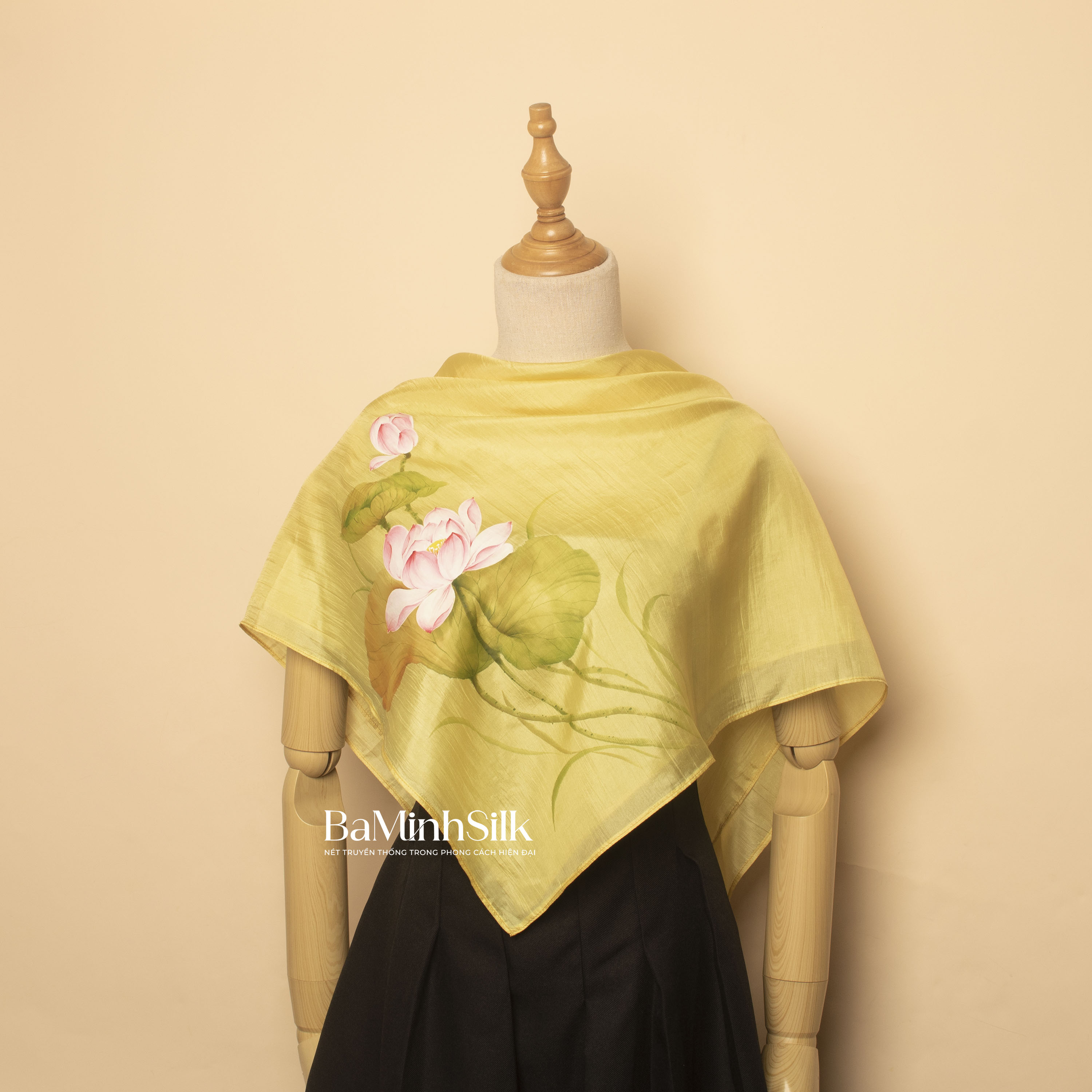 khăn lụa vuông vàng 100 vẽ hoa sen 85x85cm