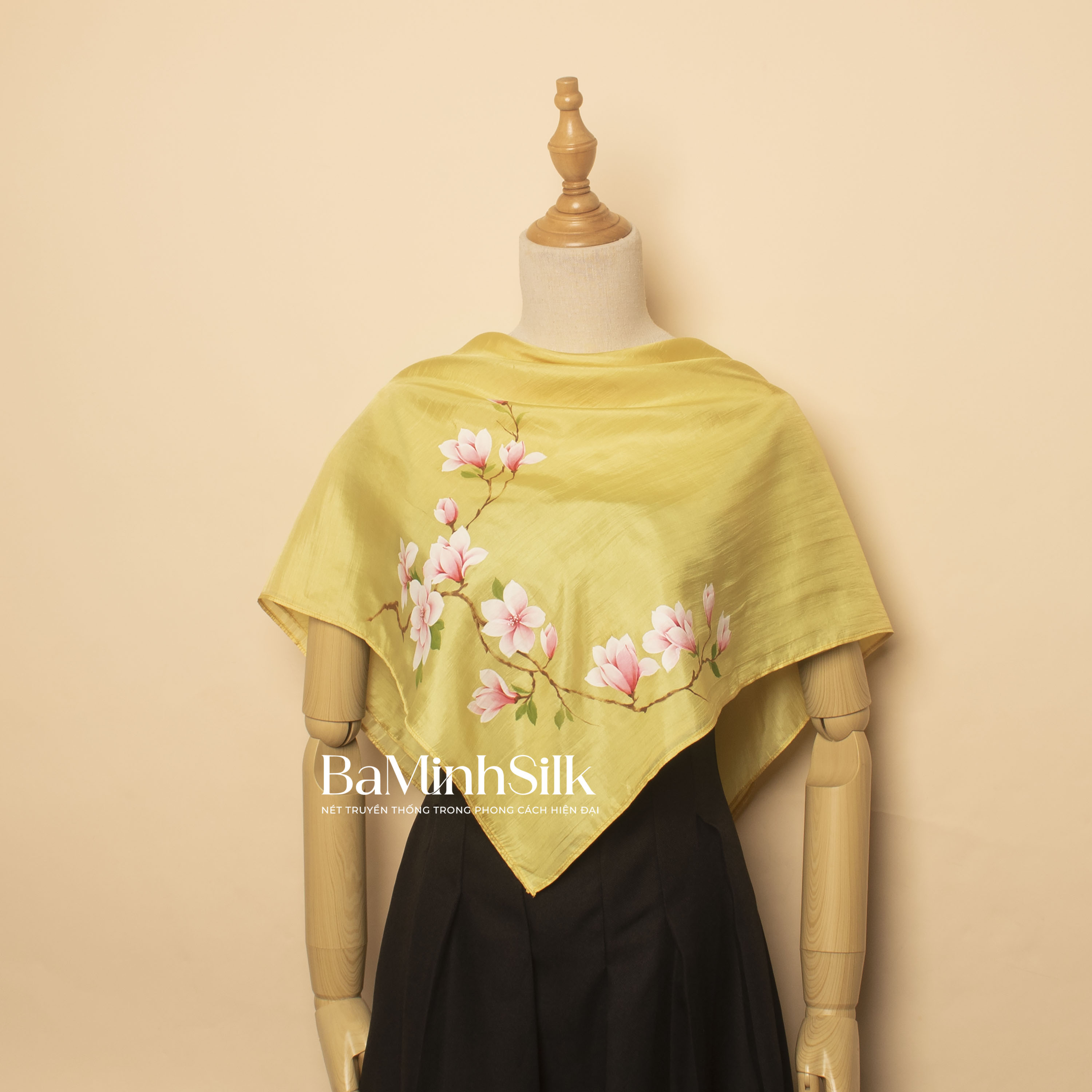 khăn lụa vuông vàng vẽ hoa mộc lan 85x85