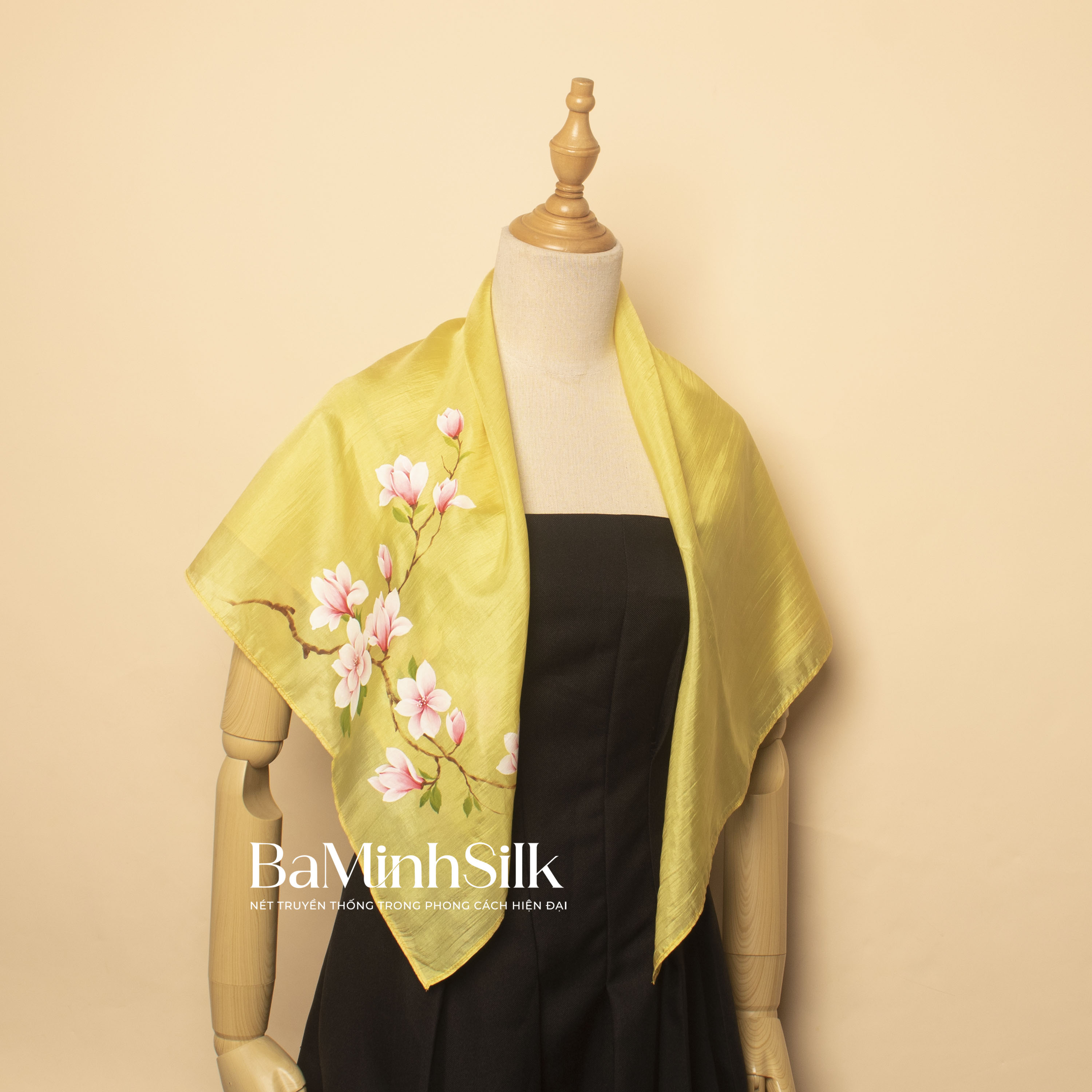 khăn lụa vuông vàng vẽ hoa mộc lan size 85x85cm khăn lụa vuông vàng vẽ hoa mộc lan size 85x85cm