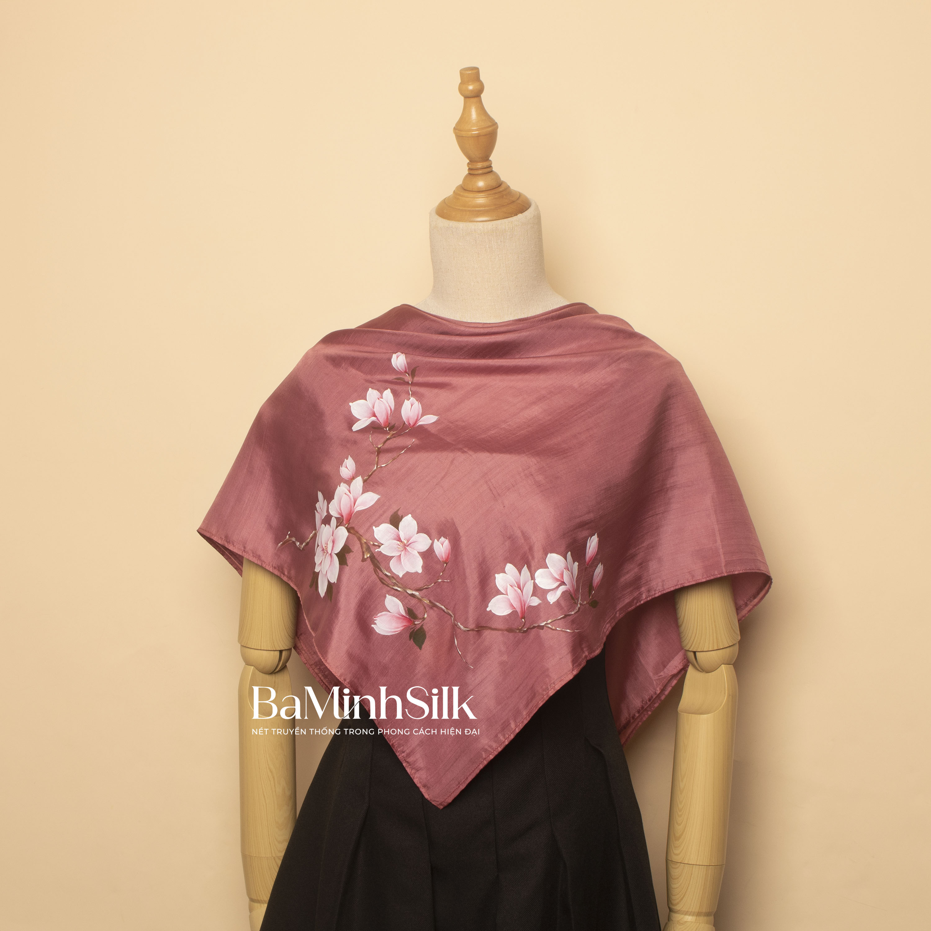 khăn lụa vuông vẽ hoa mộc lan hồng 85x85cm khăn lụa vuông vẽ hoa mộc lan hồng 85x85cm